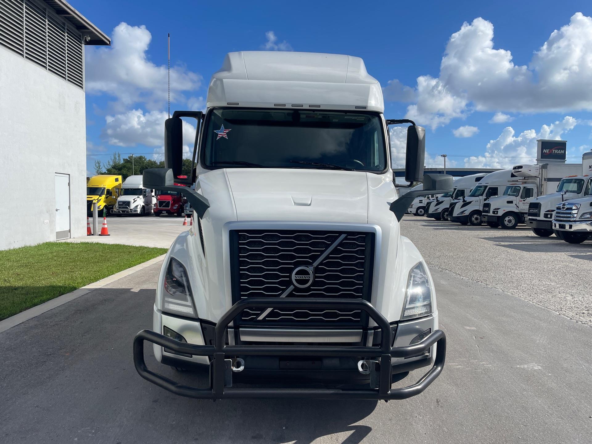 2021 Volvo - image 3