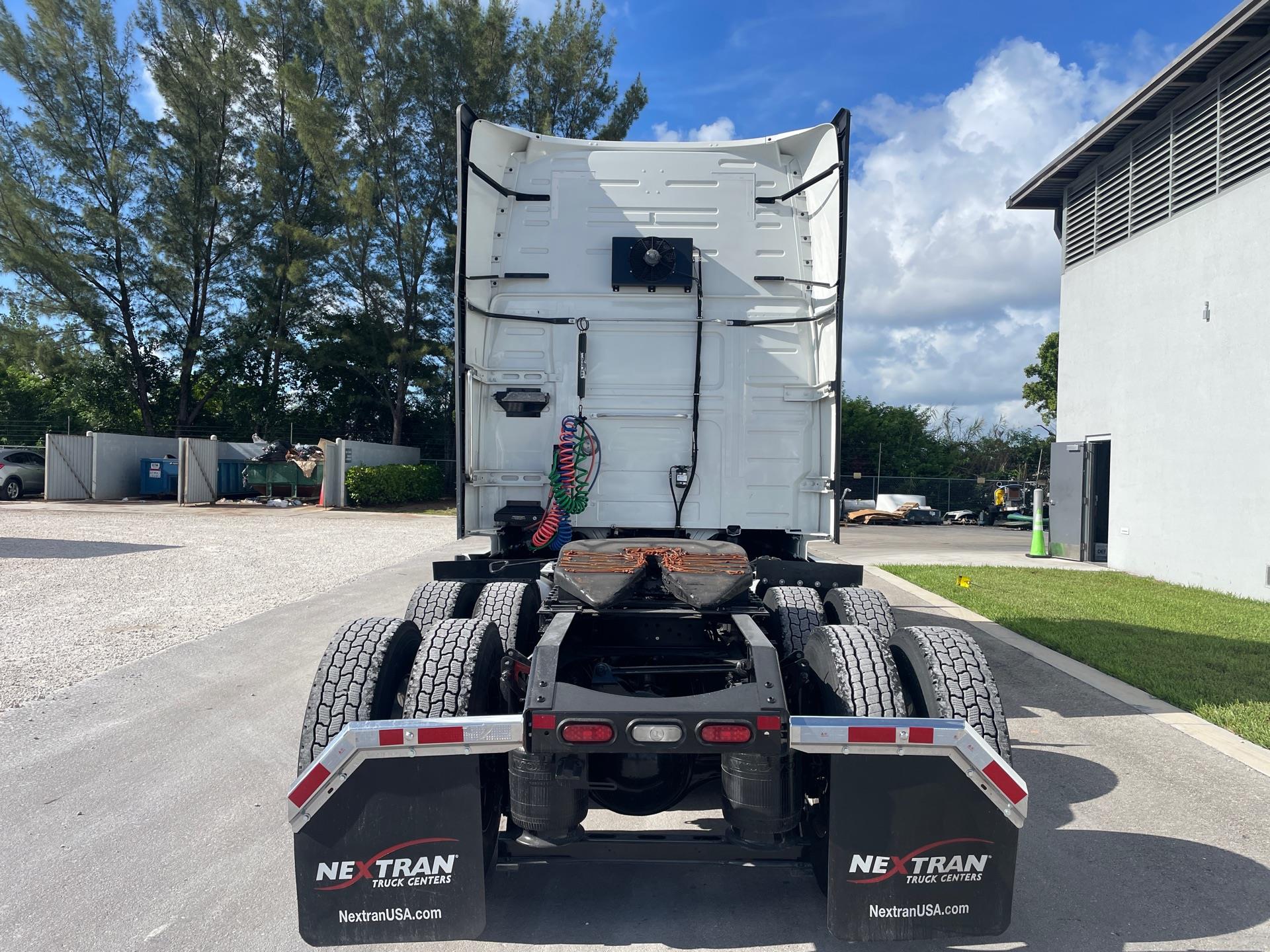 2021 Volvo - image 6