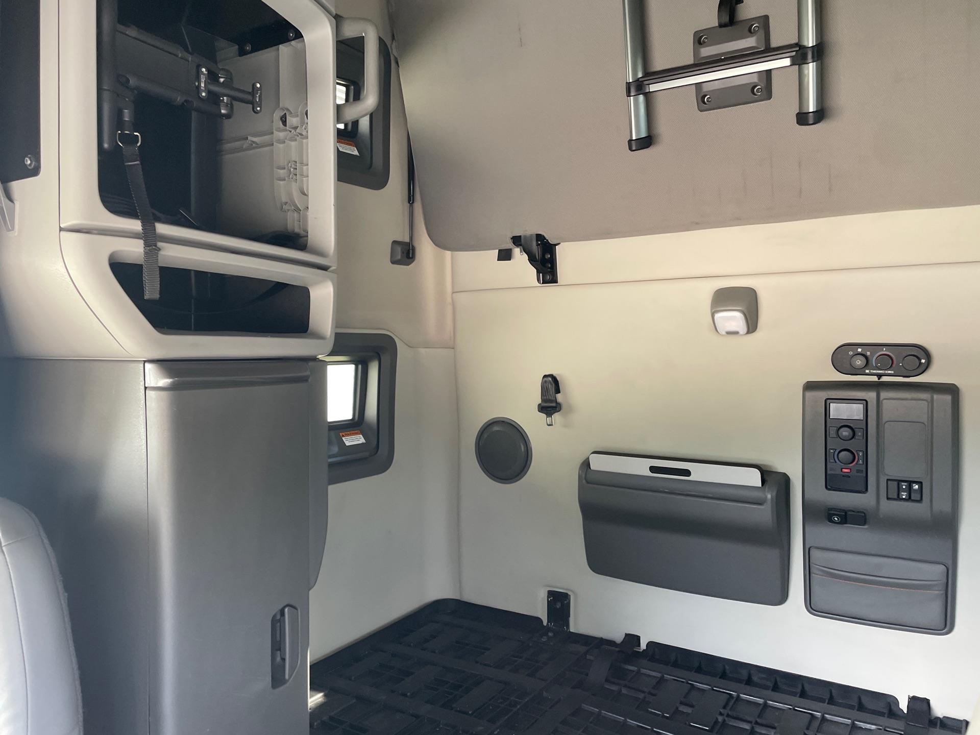 2021 Volvo - image 8