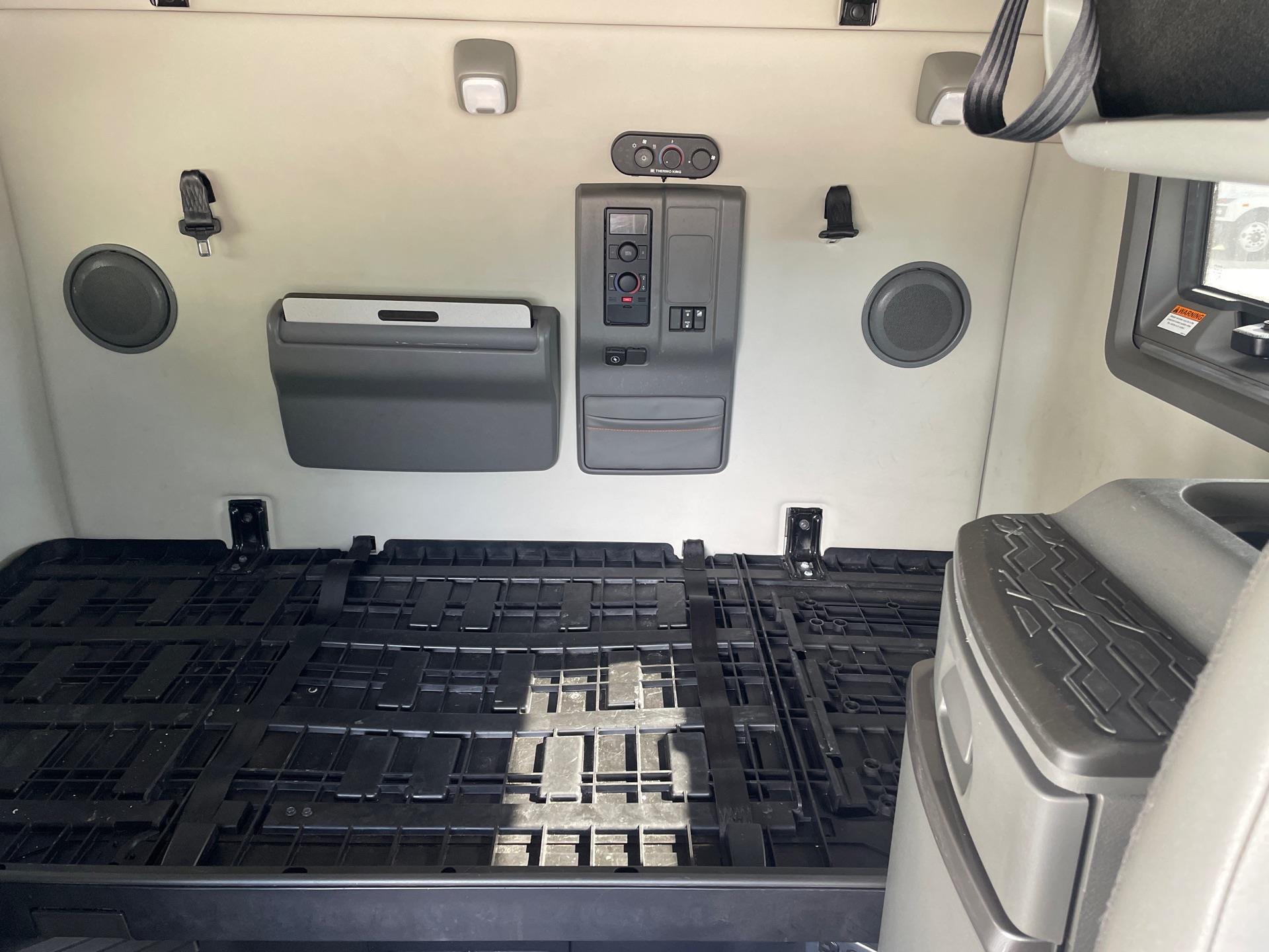 2021 Volvo - image 9