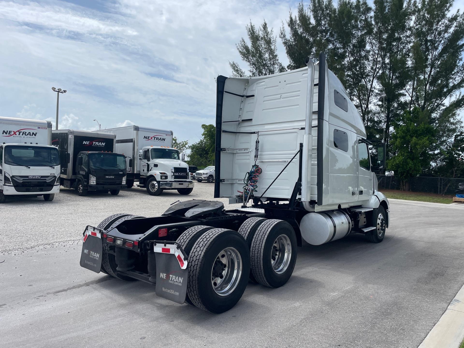 2021 Volvo - image 4