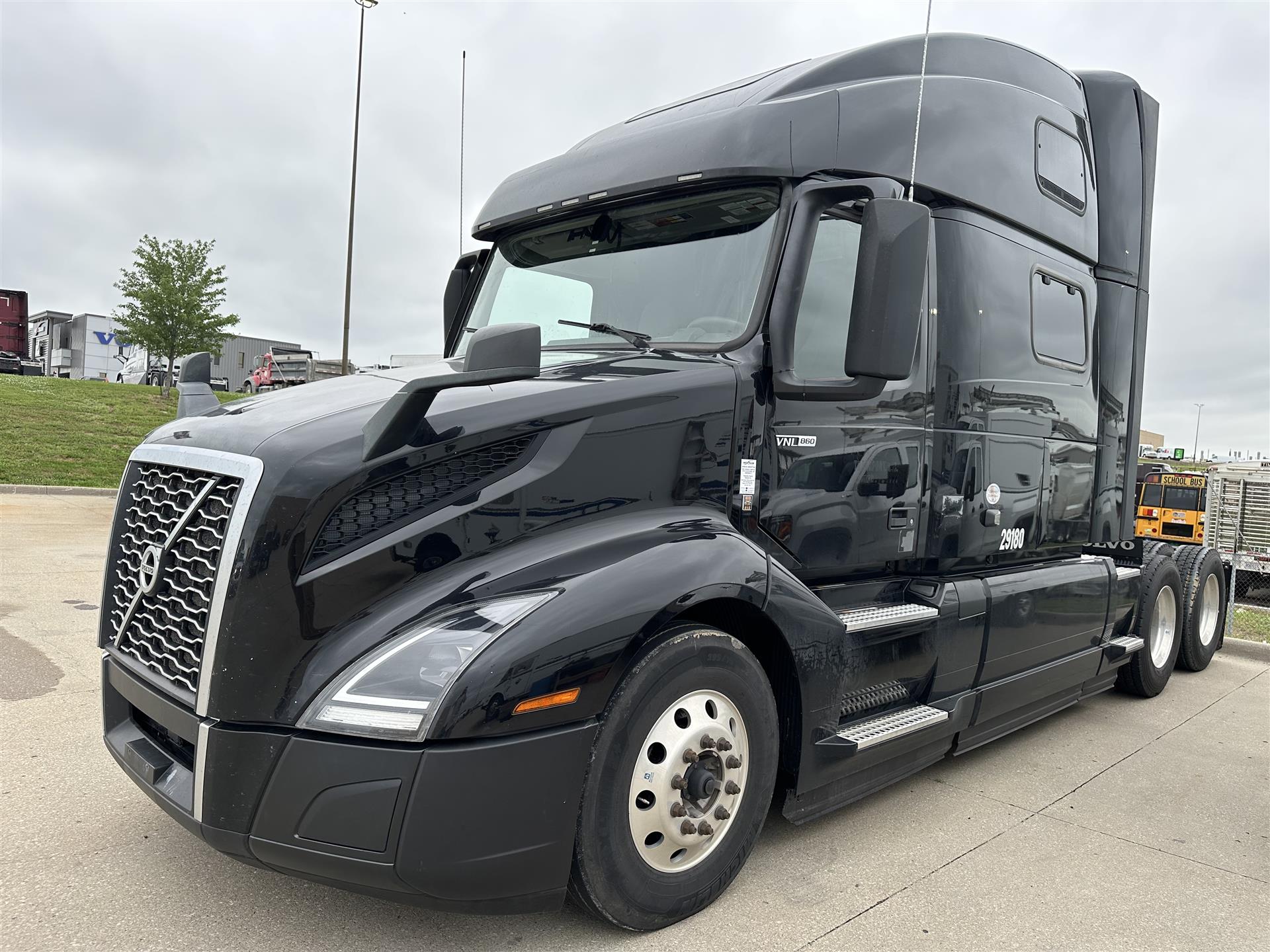 2022 Volvo VNL64T860