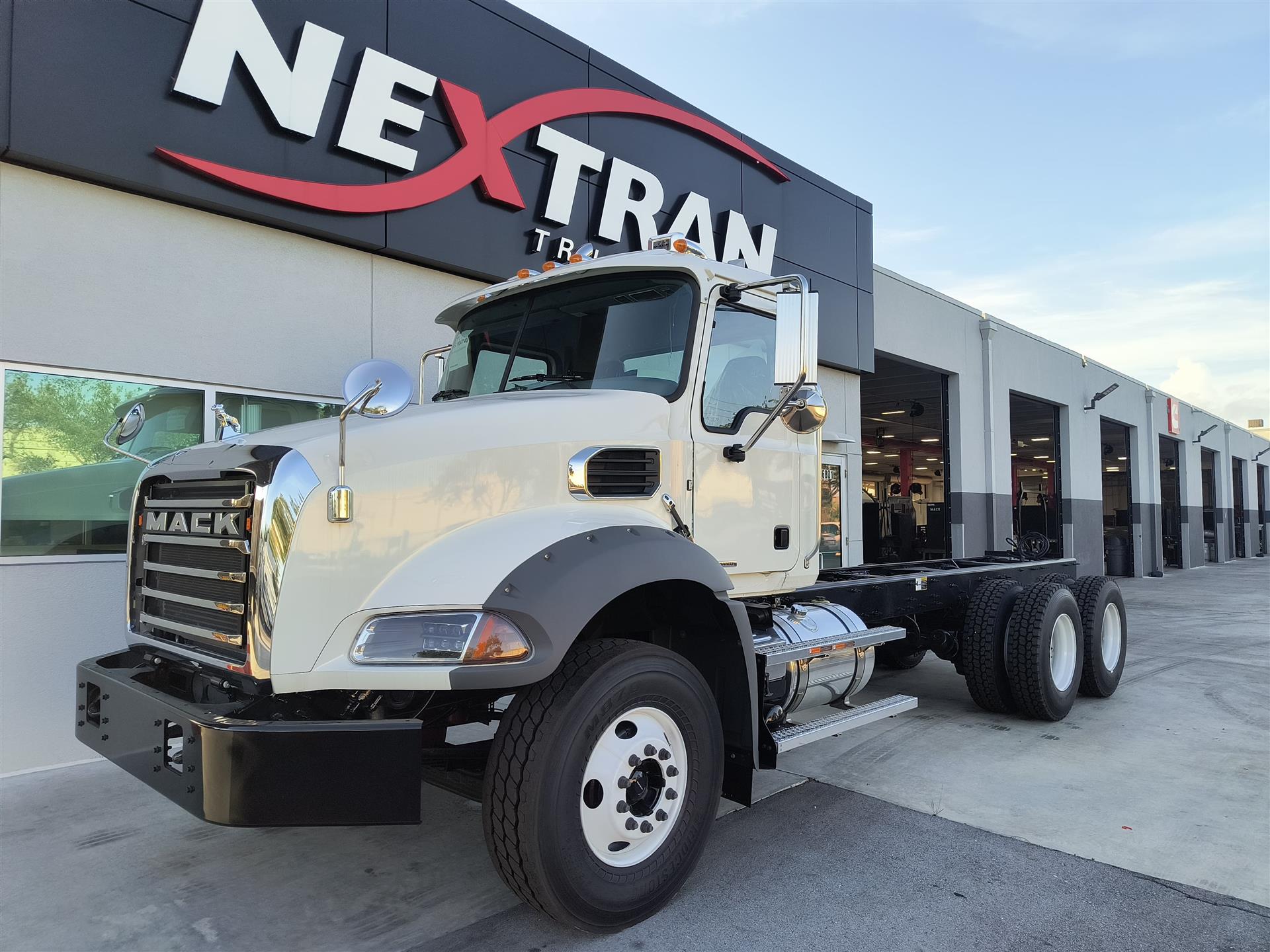 2025 Mack GR64BX