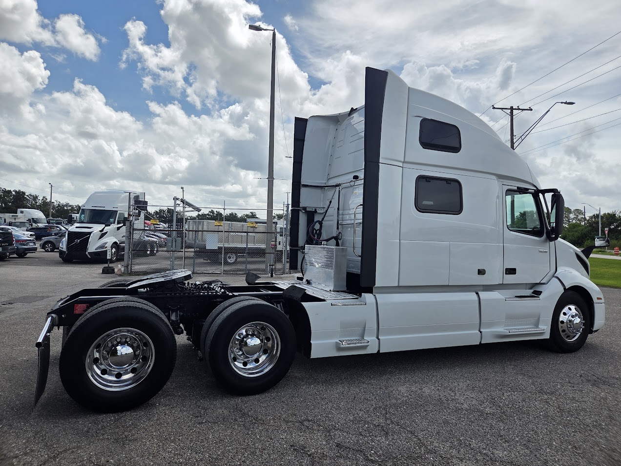 2023 Volvo - image 5