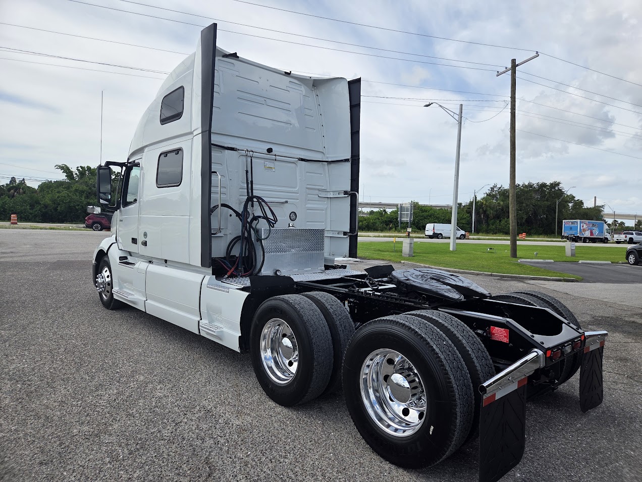 2023 Volvo - image 8