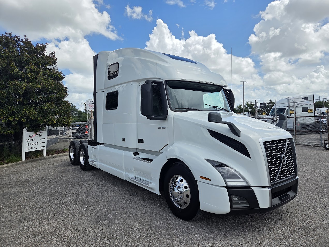 2023 Volvo - image 4