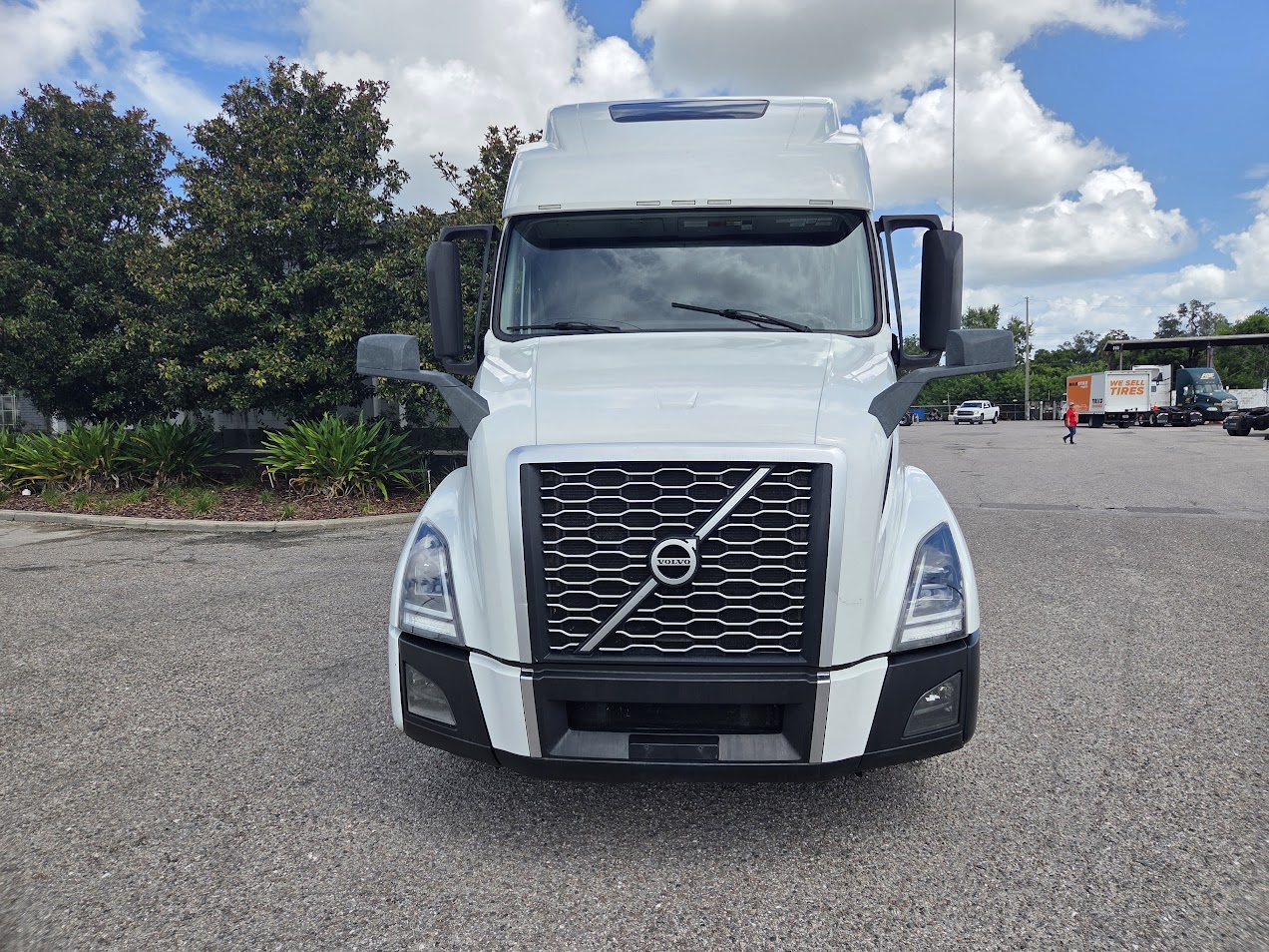 2023 Volvo - image 3