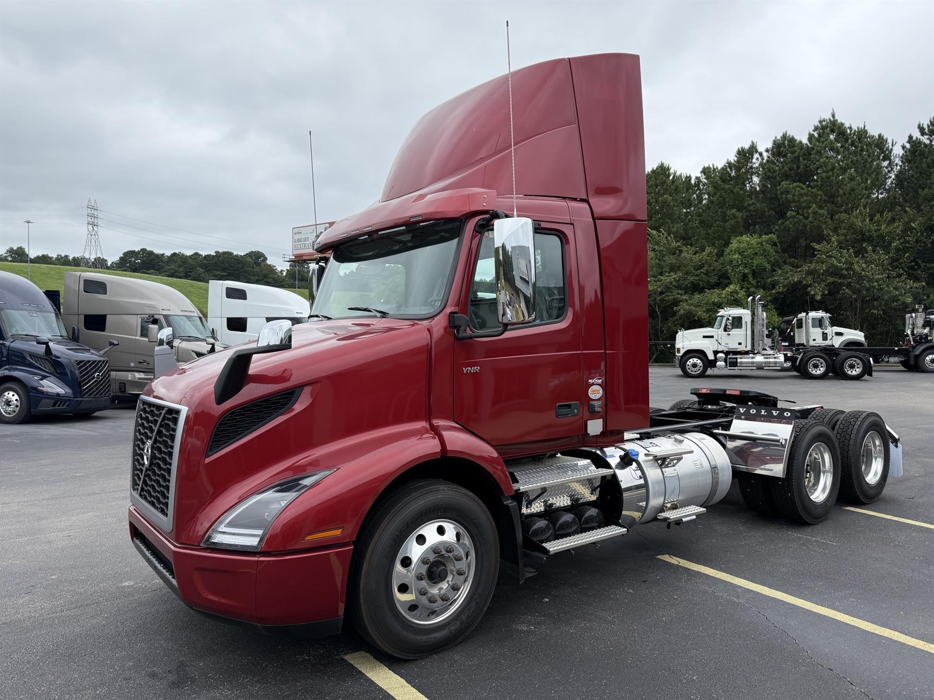 2025 Volvo VNR64T300