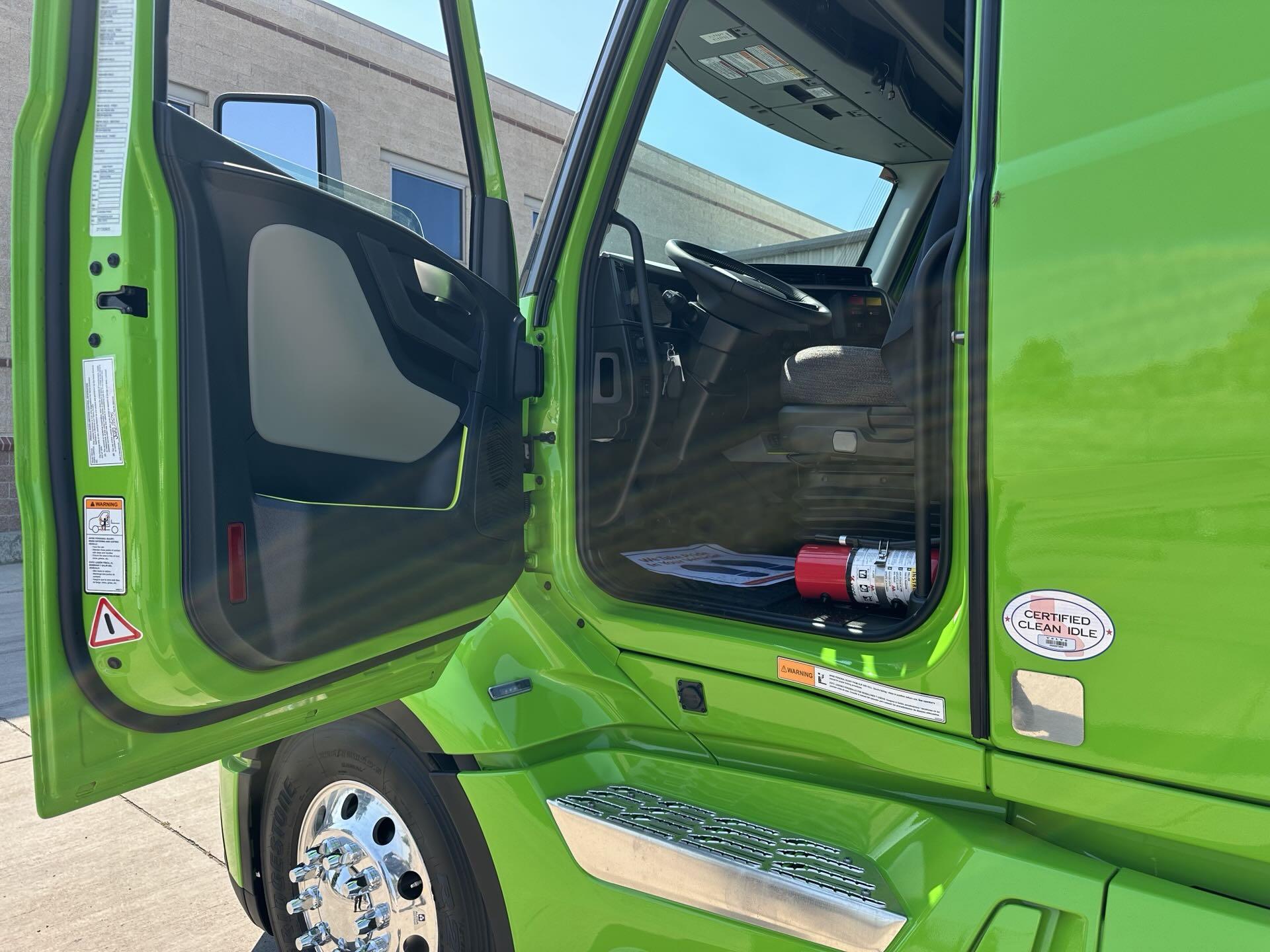 2026 Volvo - image 8