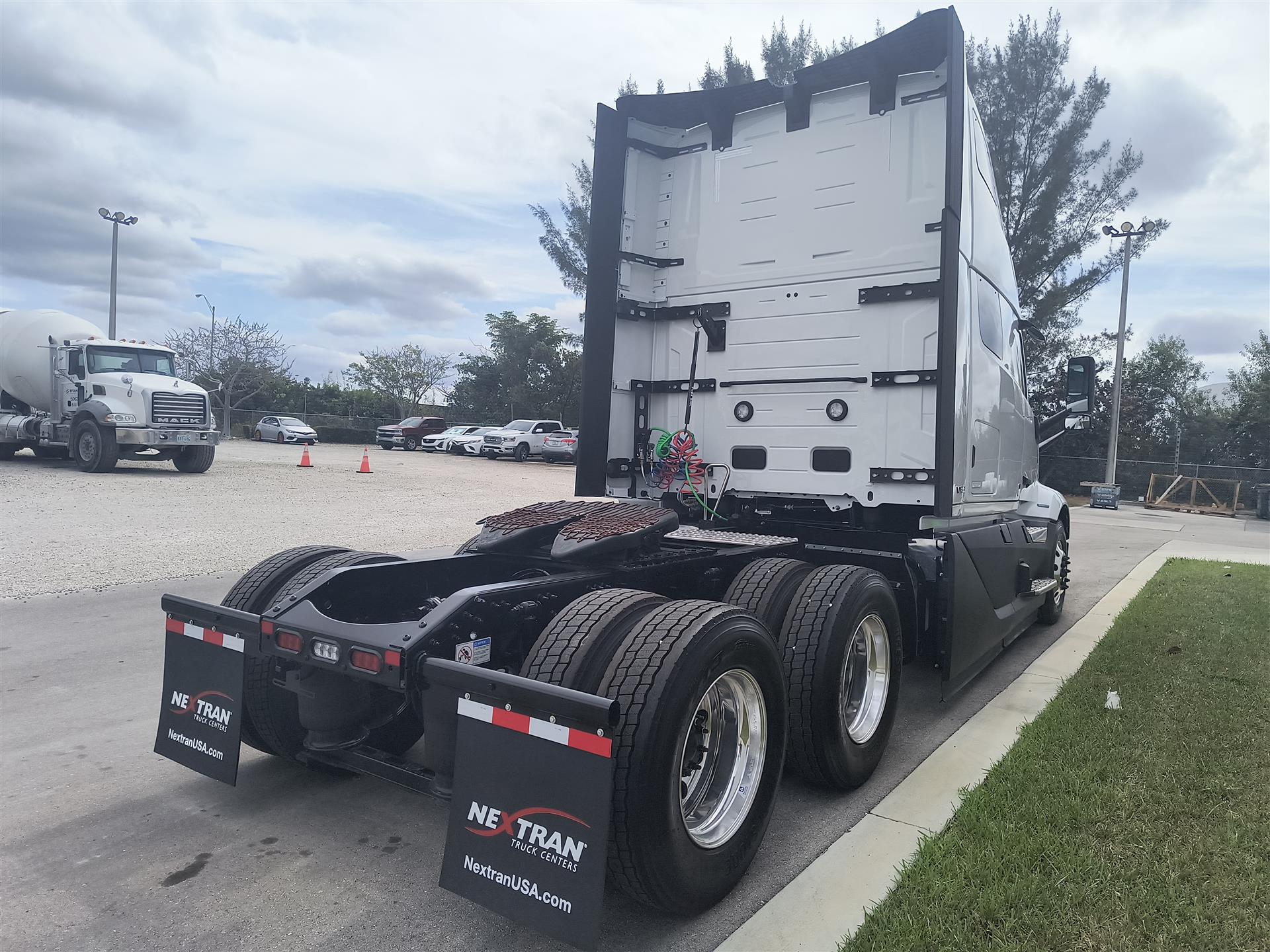 2026 Volvo - image 4