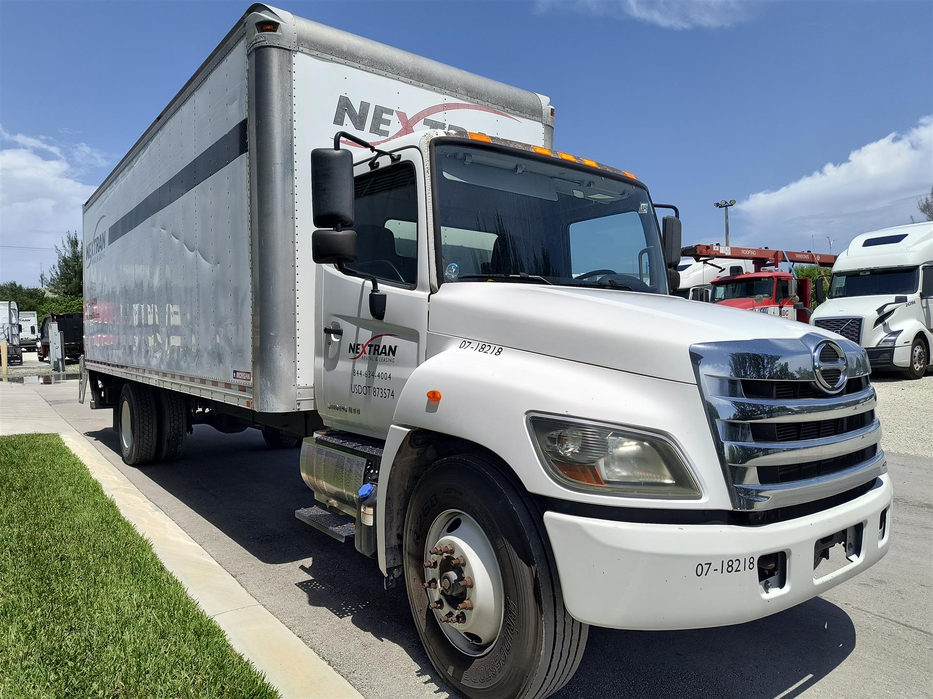 2018 Hino 268 - image 3