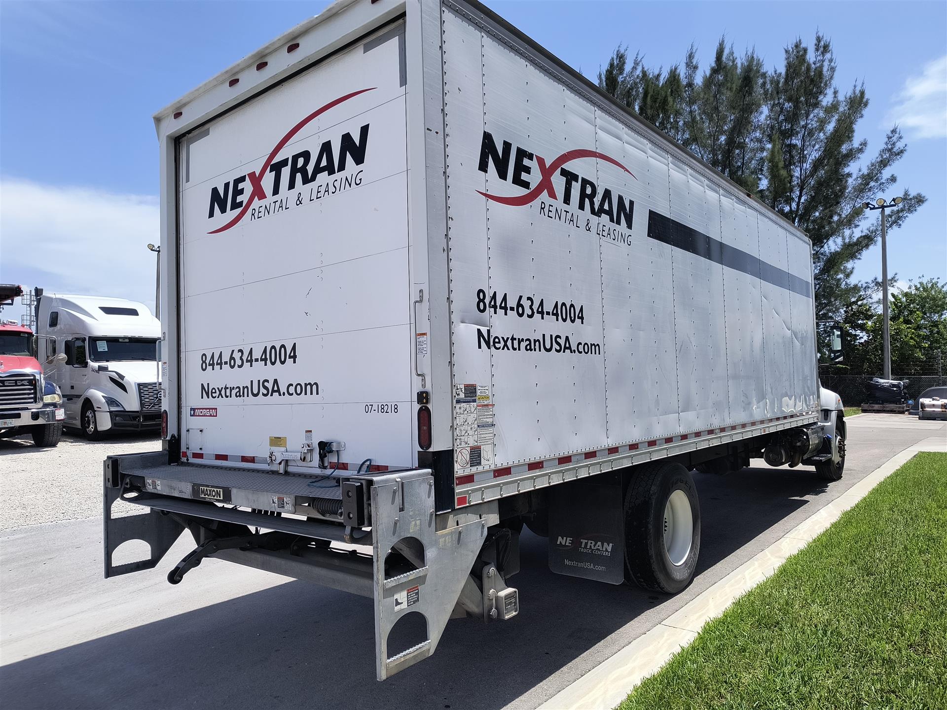 2018 Hino 268 - image 4