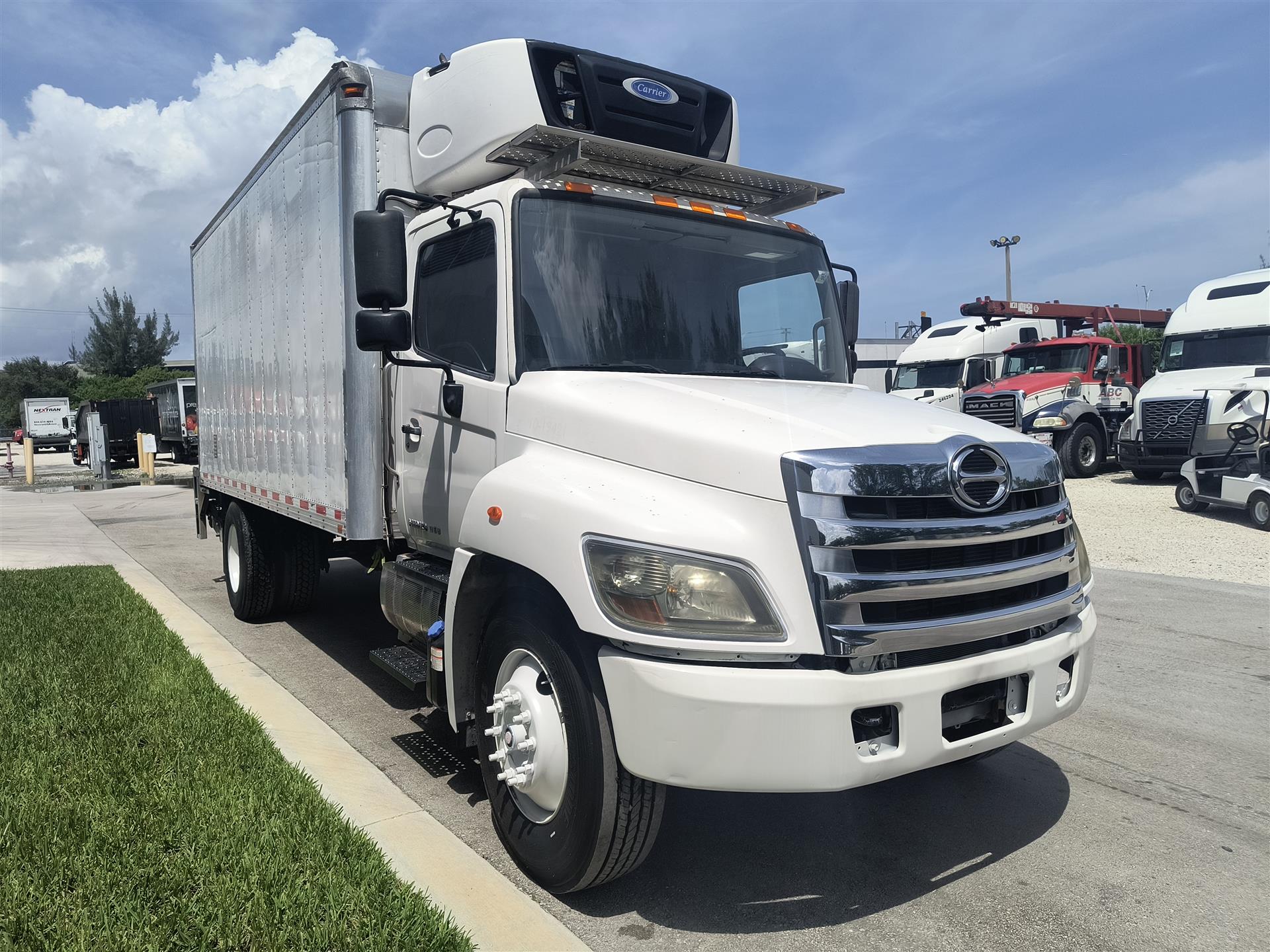 2019 Hino 268 - image 3