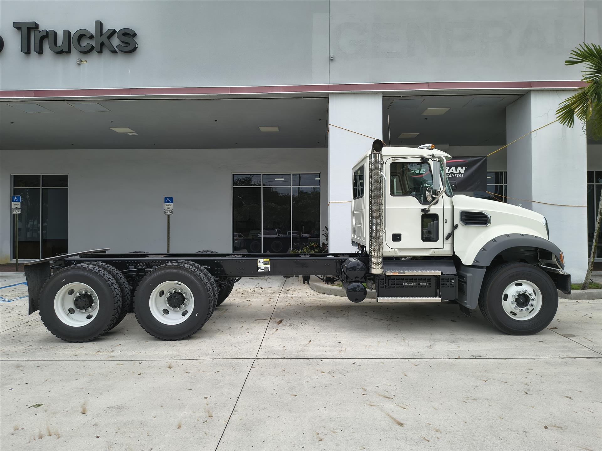 2025 Mack Granite - image 7