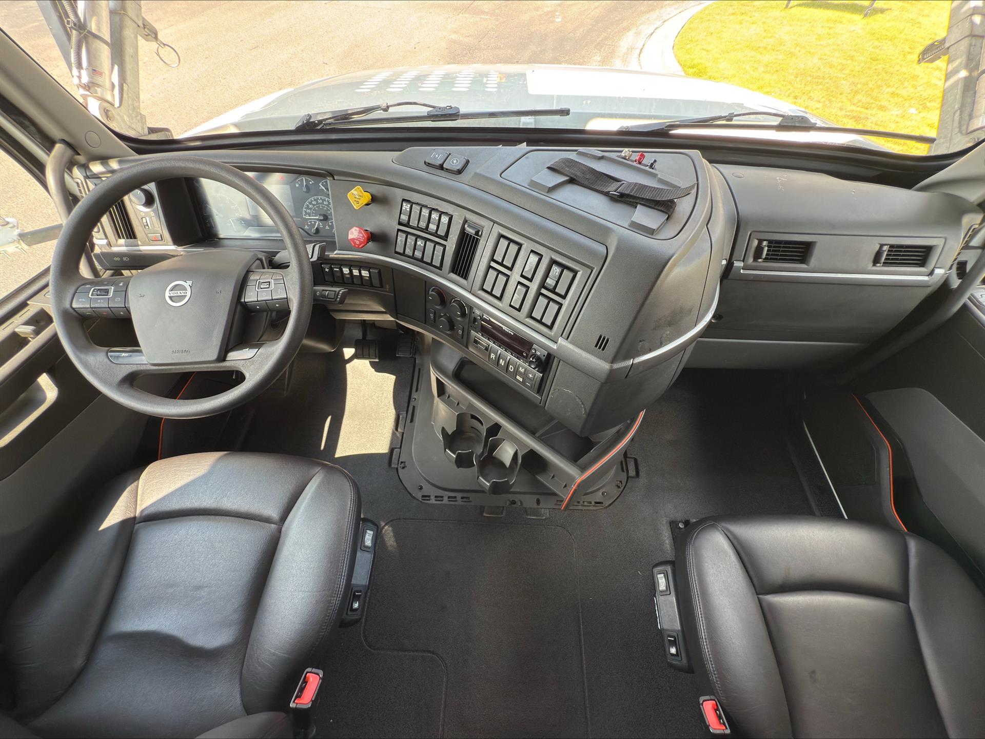 2024 Volvo - image 8