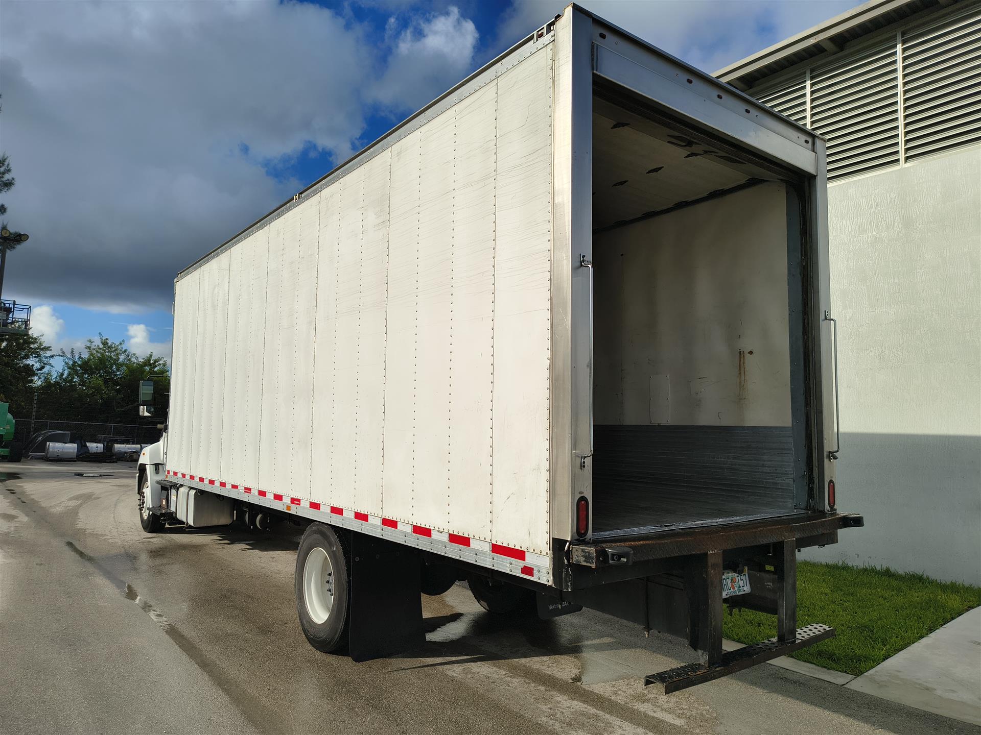 2020 Hino 268 - image 6