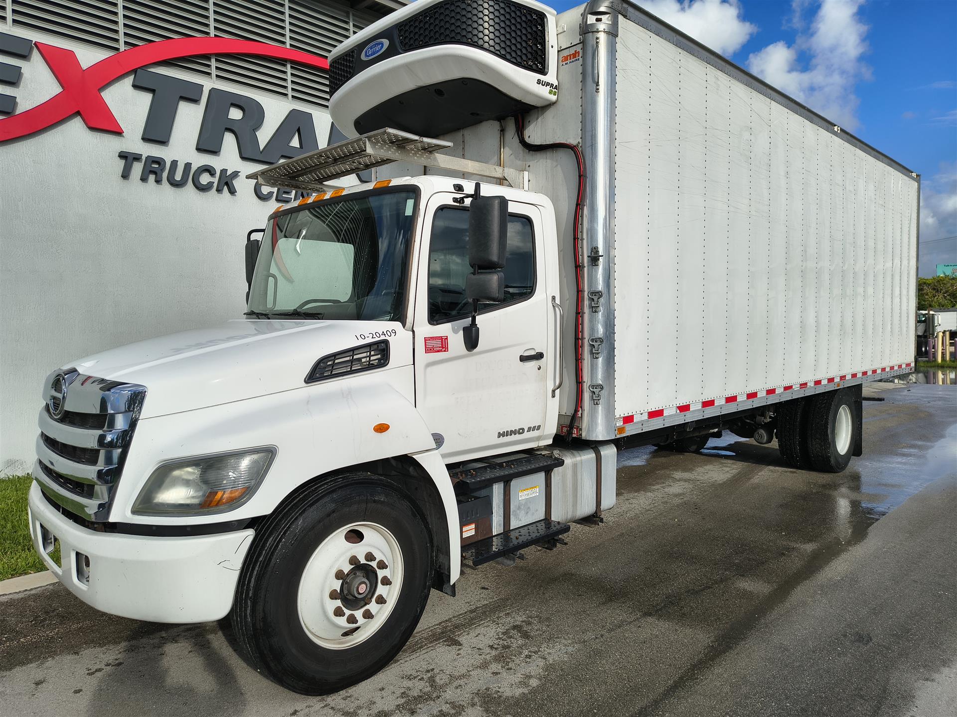 2020 Hino 268 - image 2