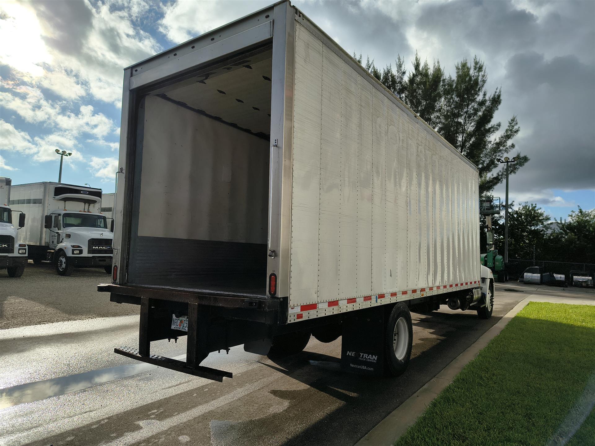 2020 Hino 268 - image 5