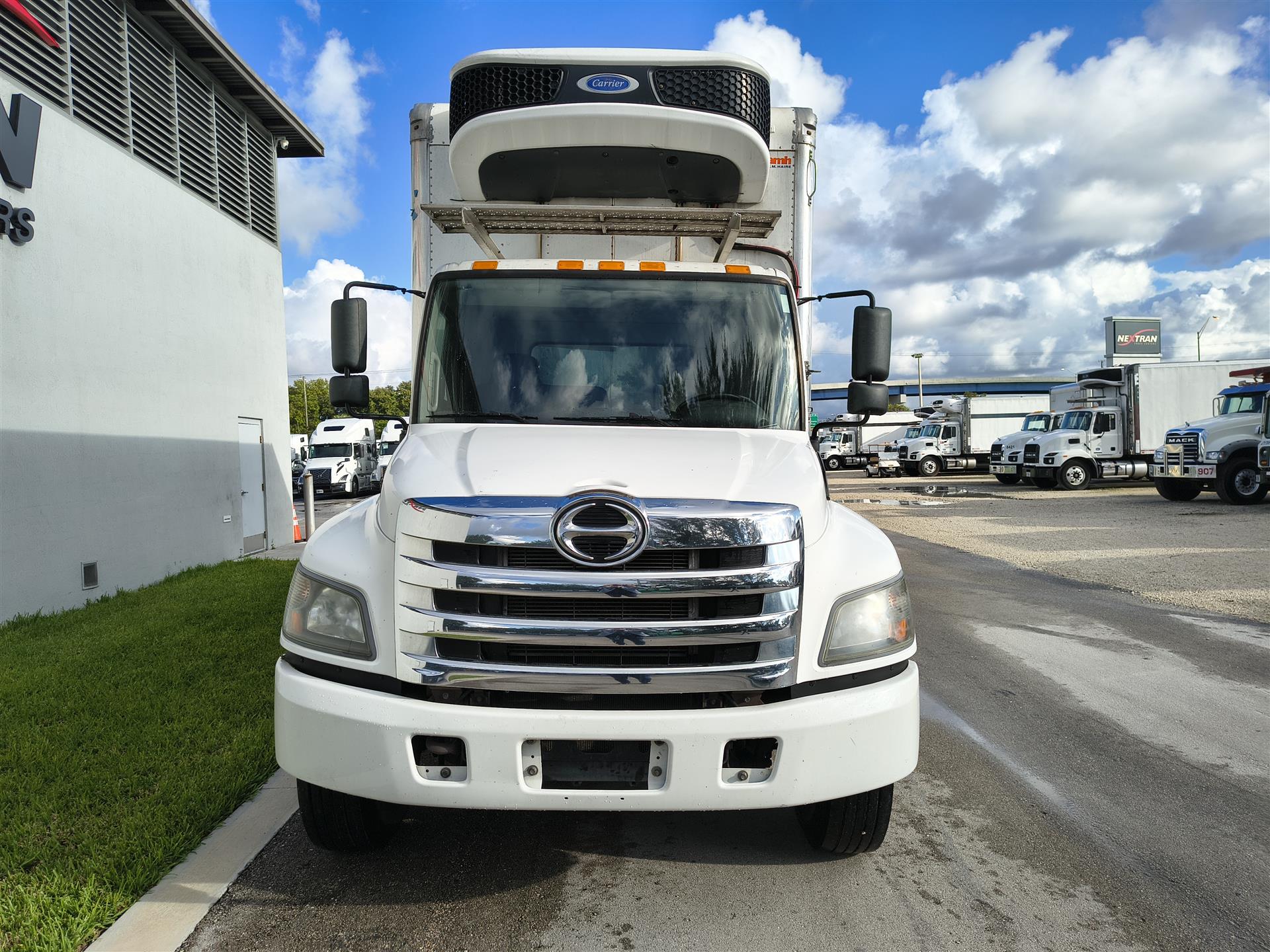 2020 Hino 268 - image 3