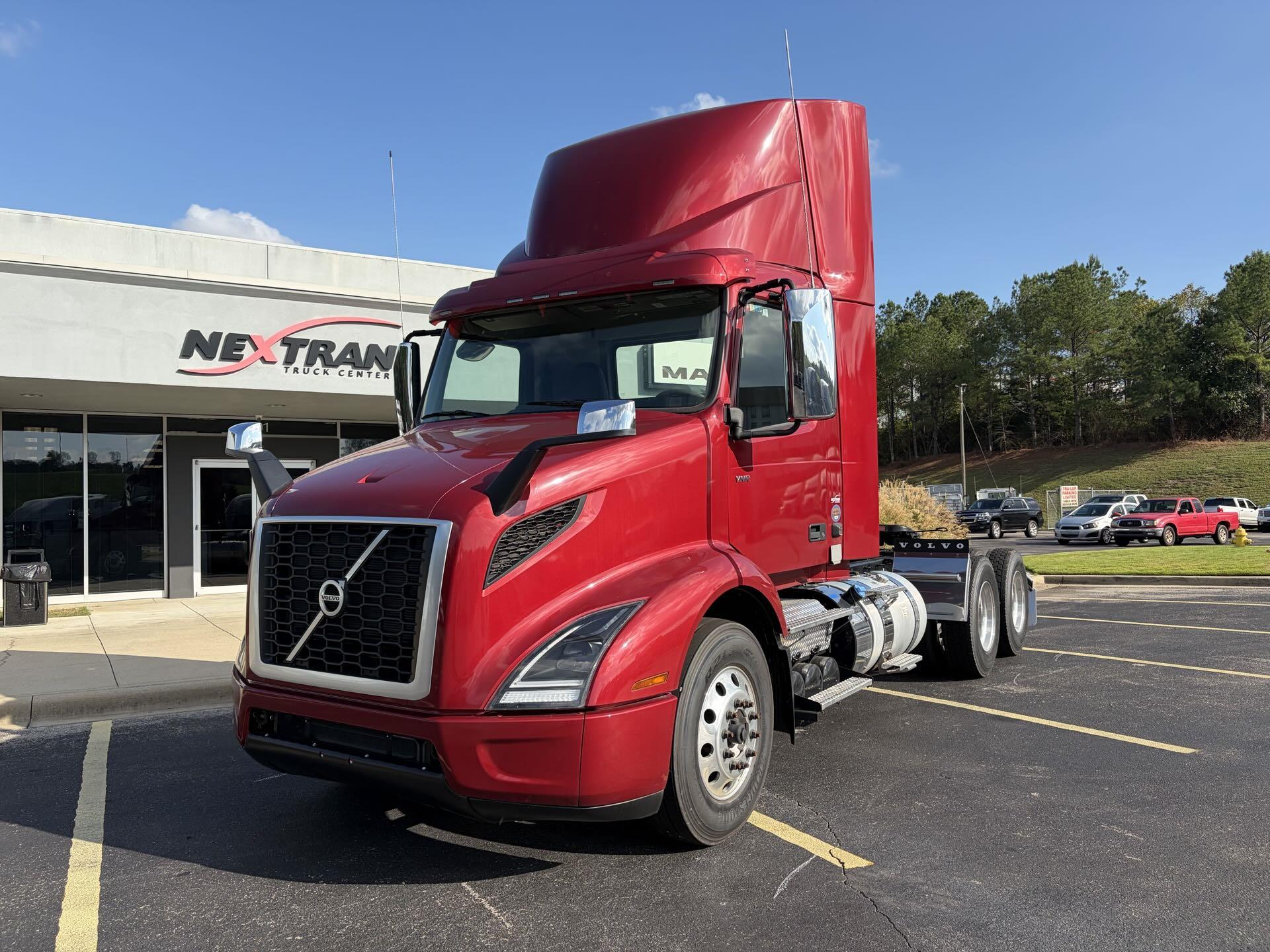 2025 Volvo VNR64T300