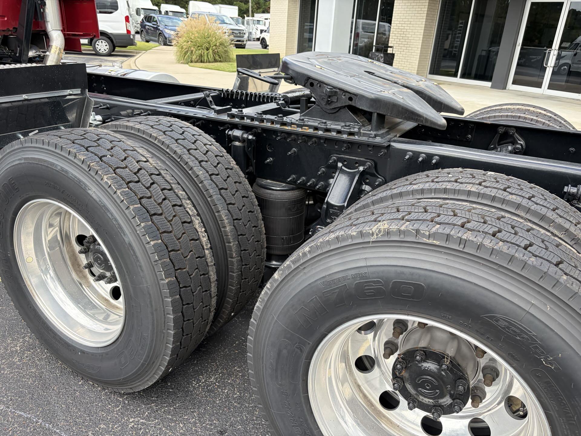 2025 Volvo - image 7