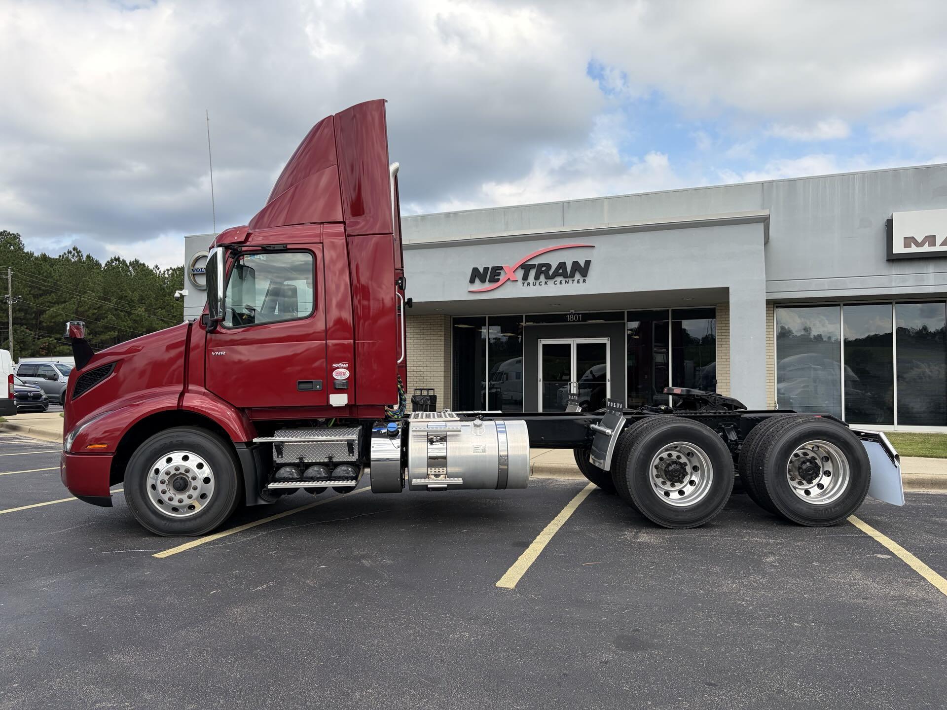 2025 Volvo - image 8