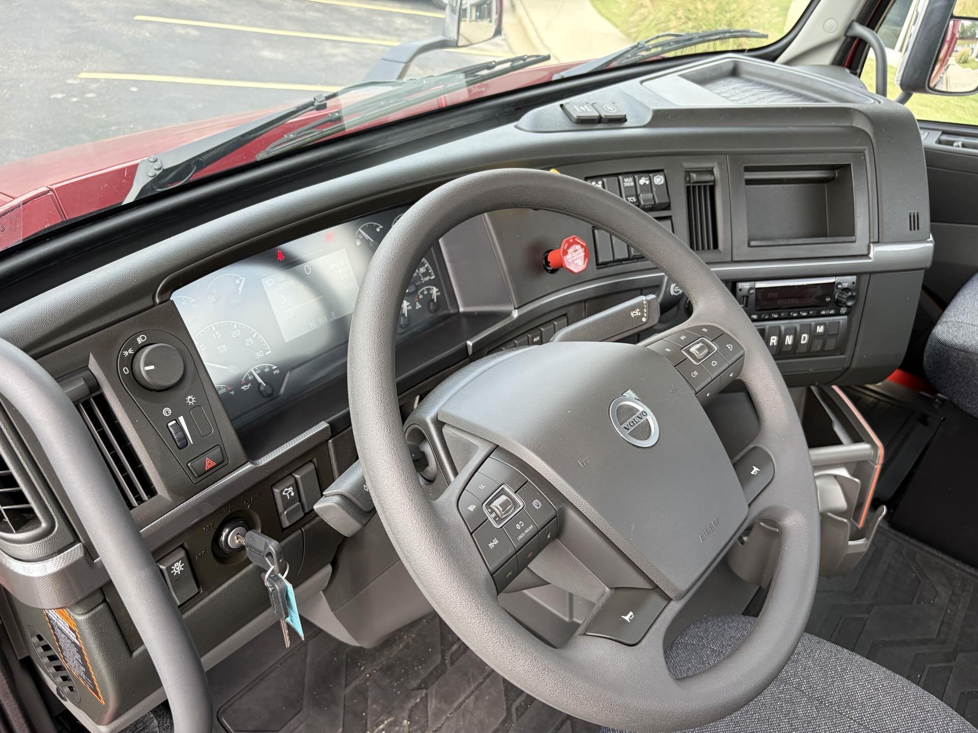 2025 Volvo - image 17