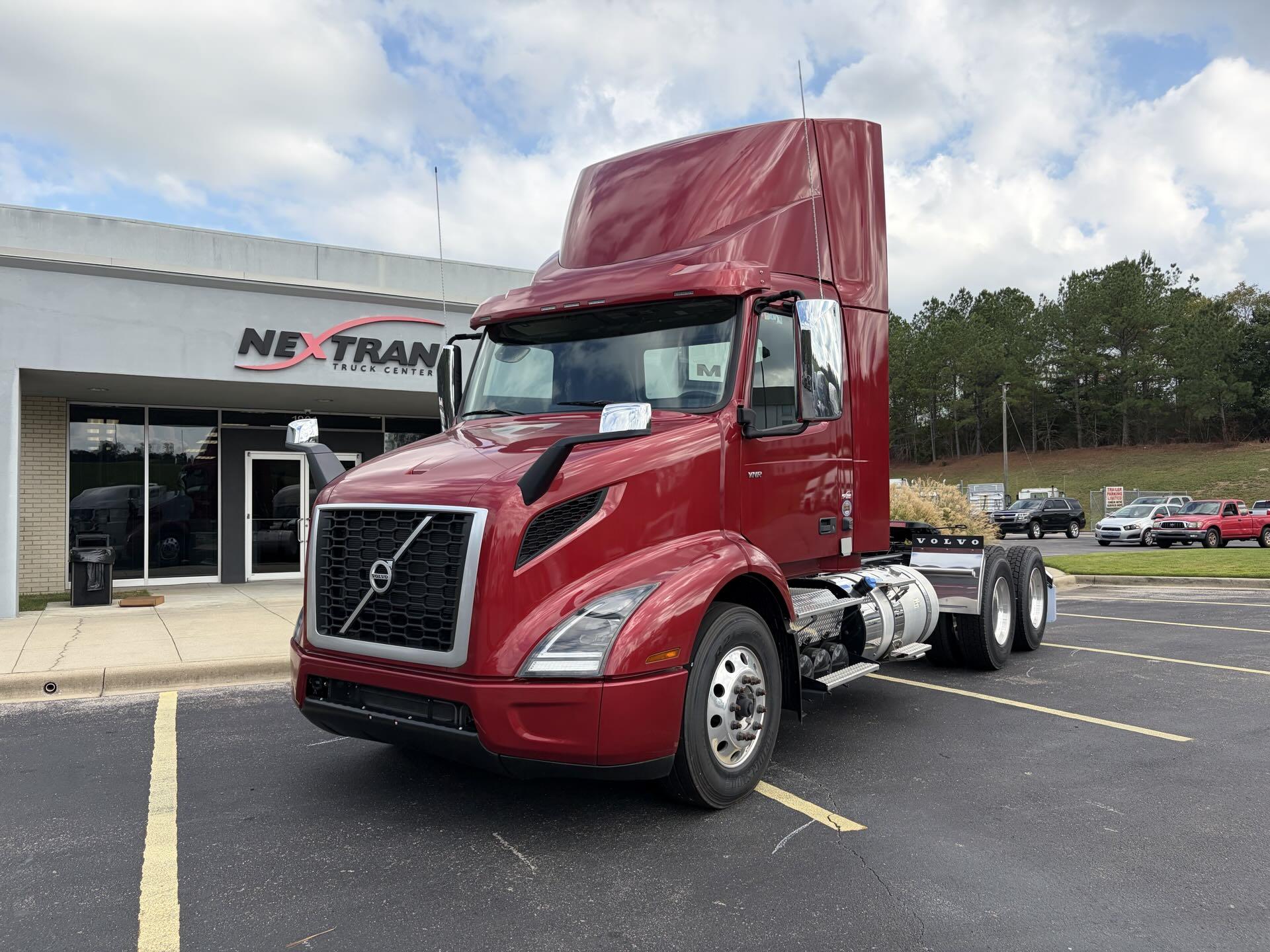 2025 Volvo VNR64T300