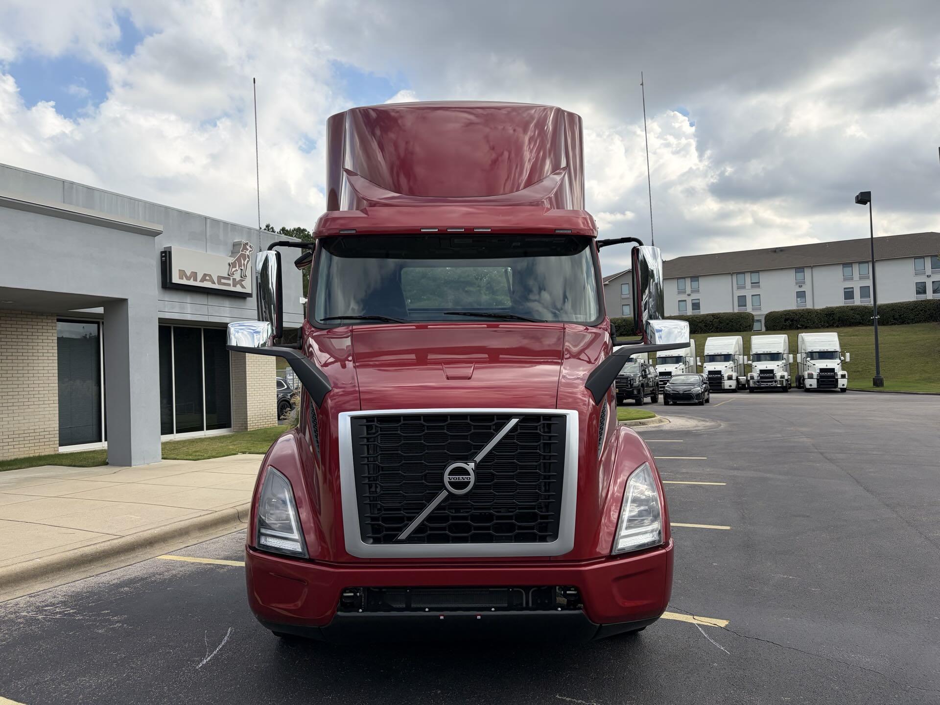 2025 Volvo - image 2