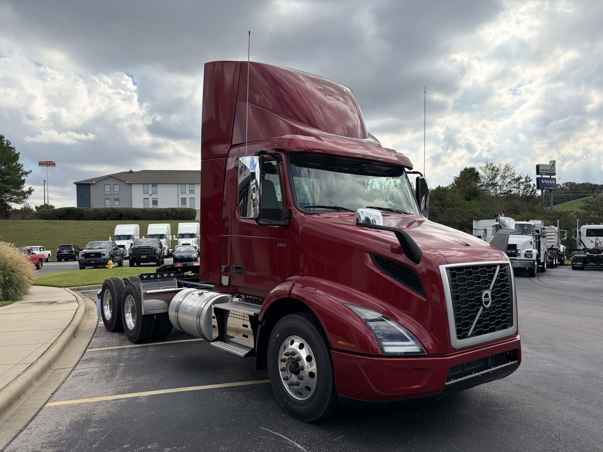 2025 Volvo - image 3