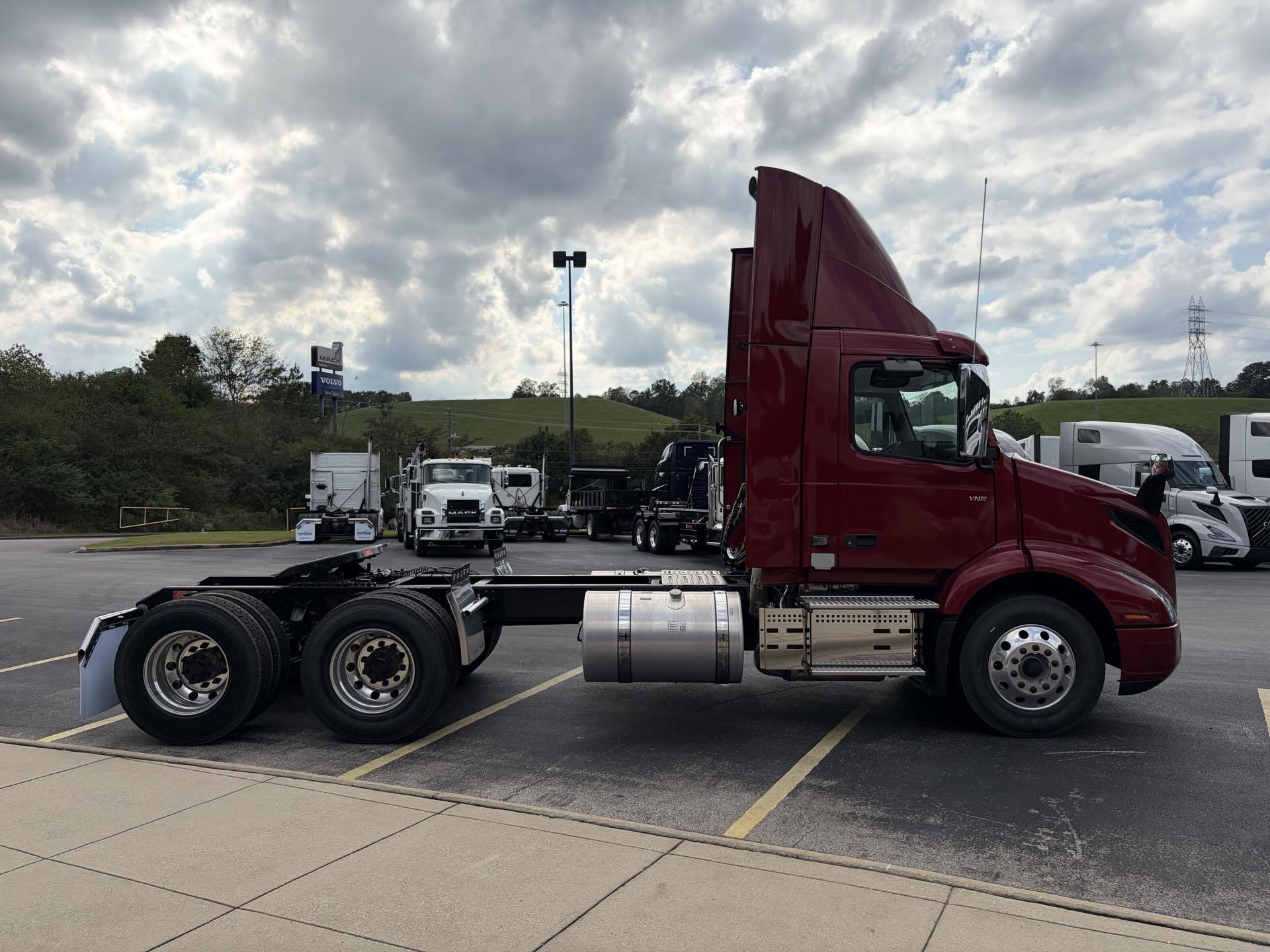 2025 Volvo - image 4