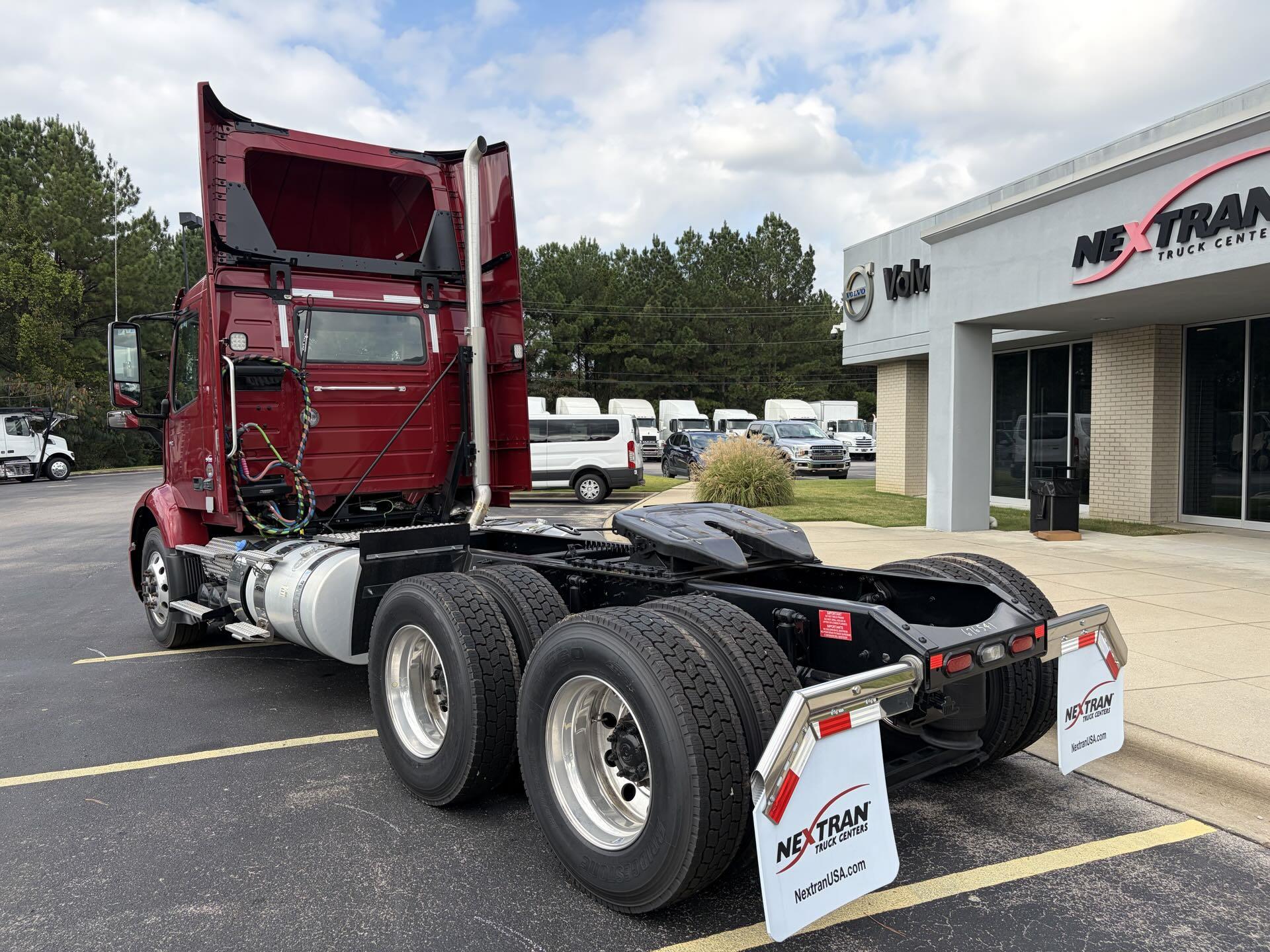 2025 Volvo - image 7