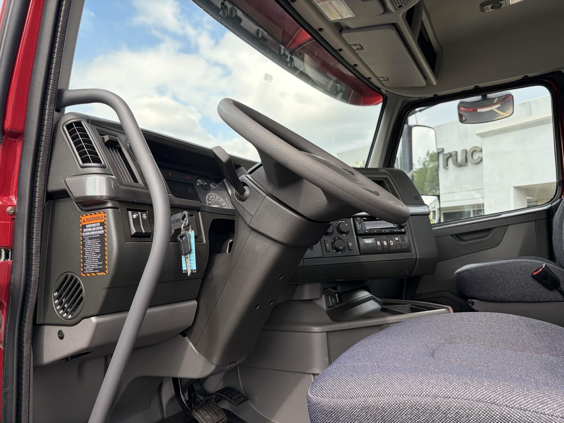 2025 Volvo - image 12