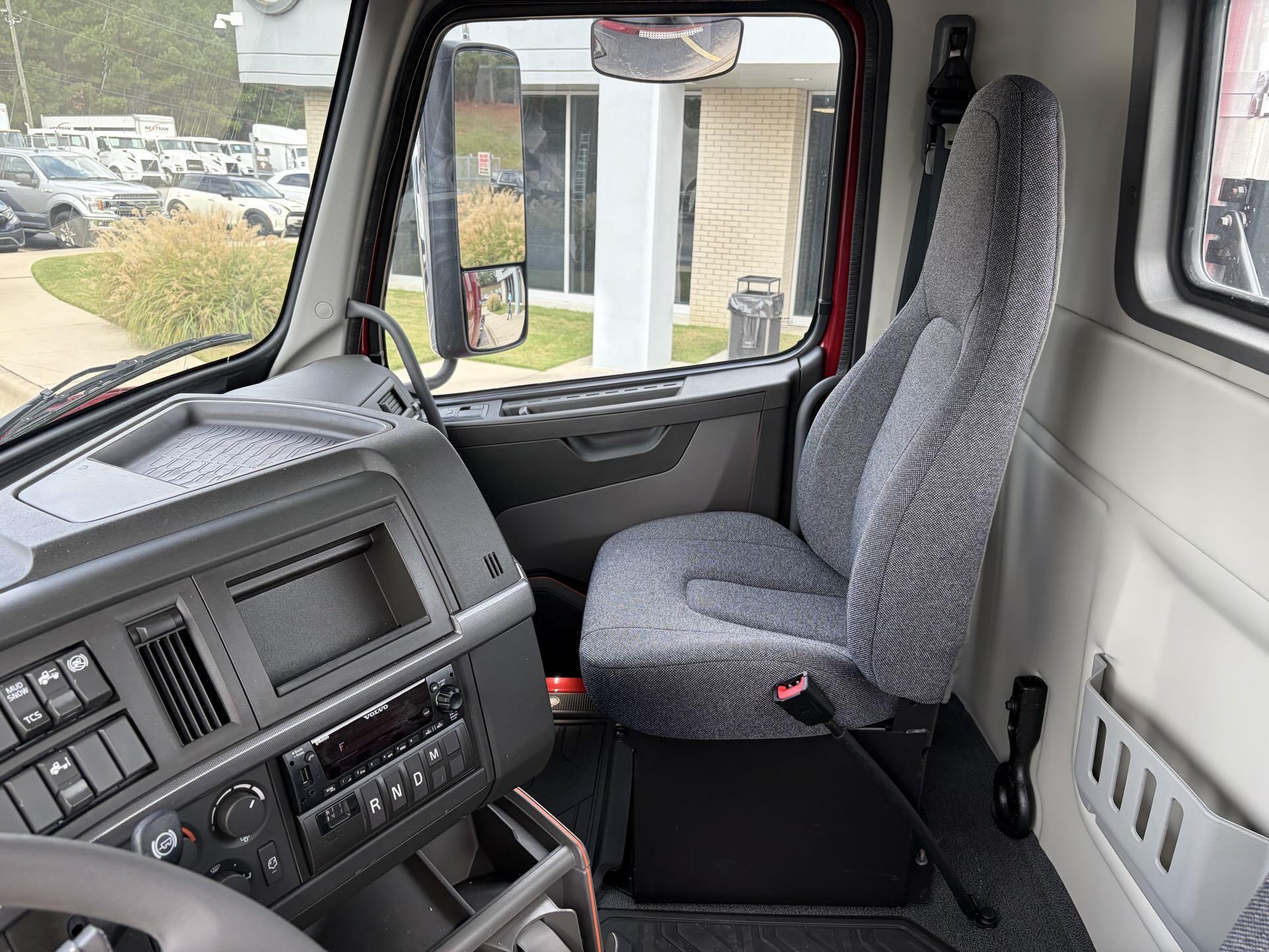 2025 Volvo - image 15