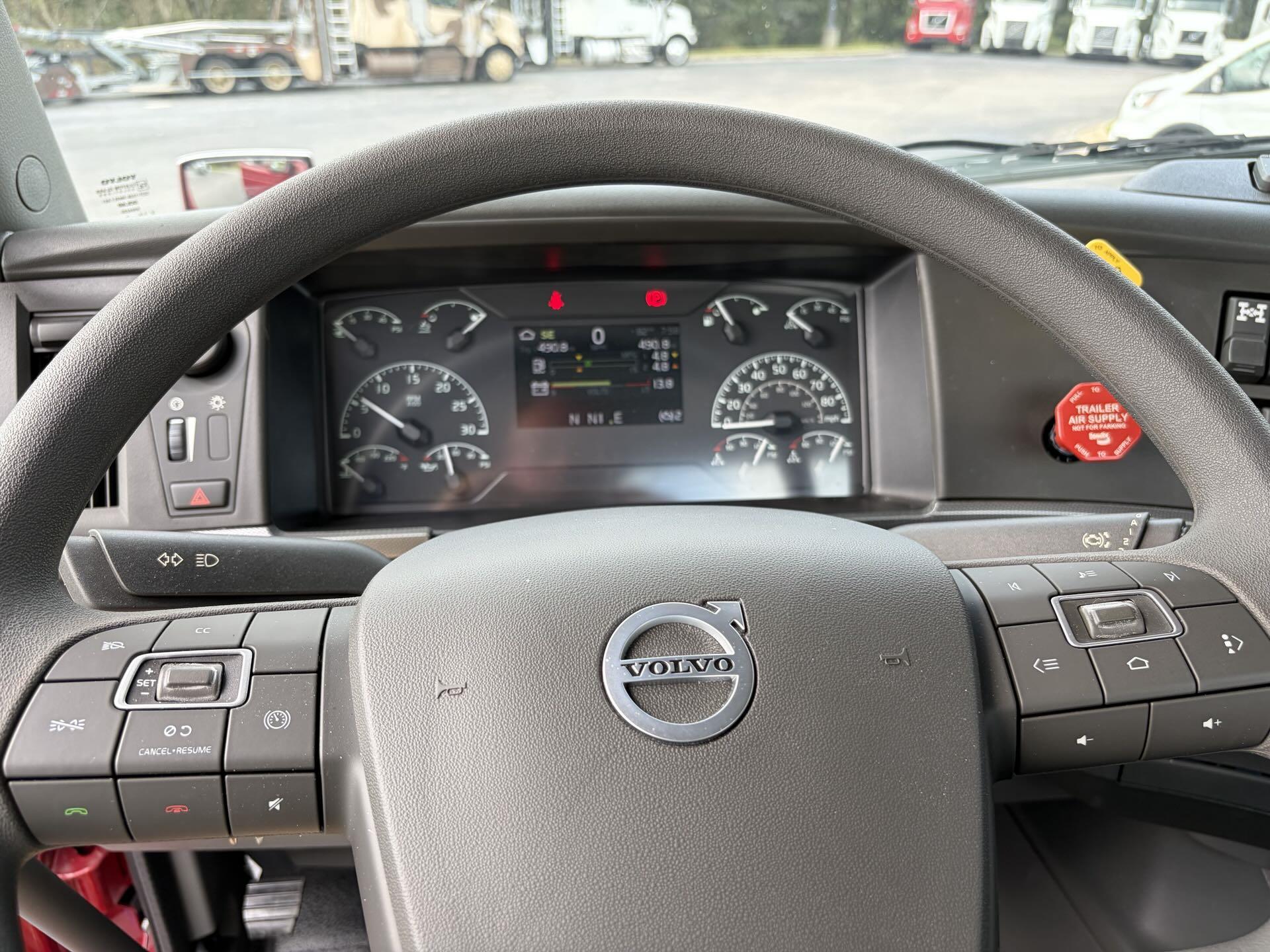 2025 Volvo - image 13