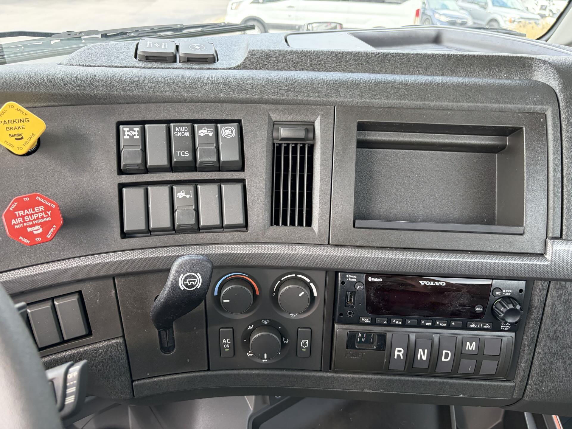 2025 Volvo - image 16