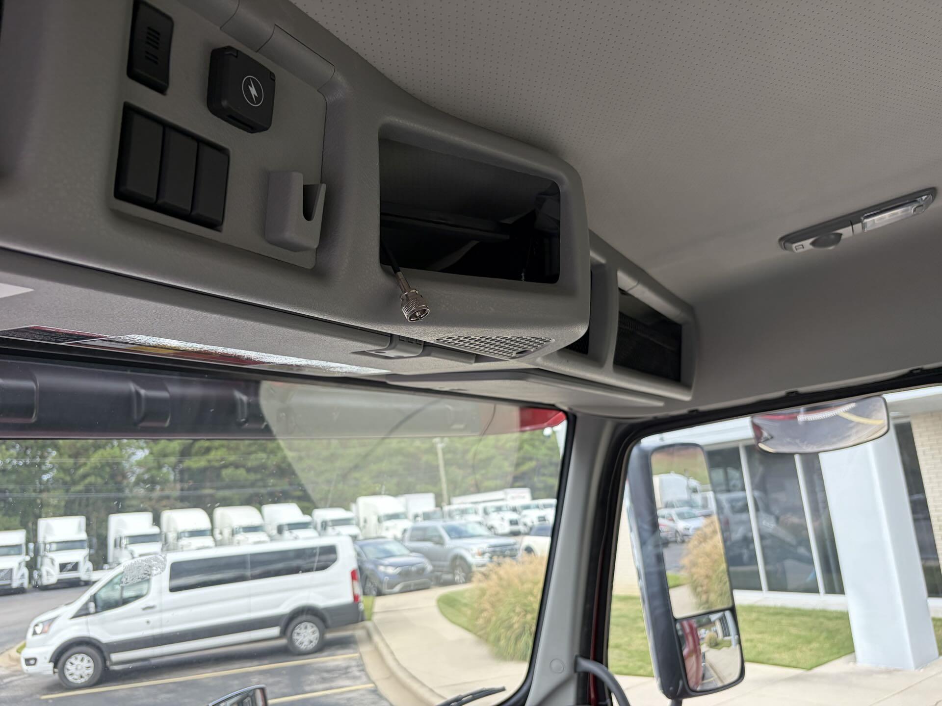 2025 Volvo - image 17