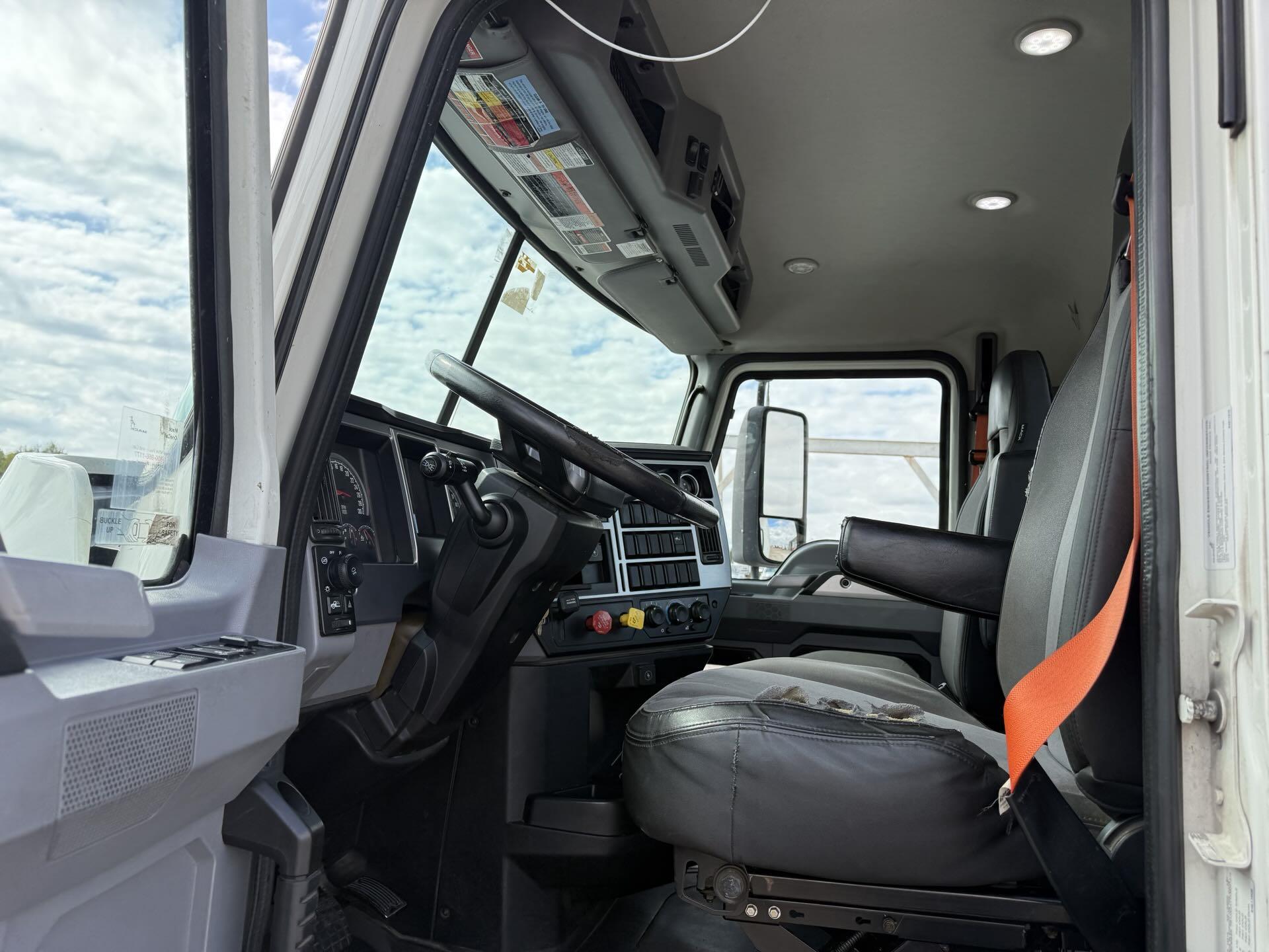 2019 Mack - image 8