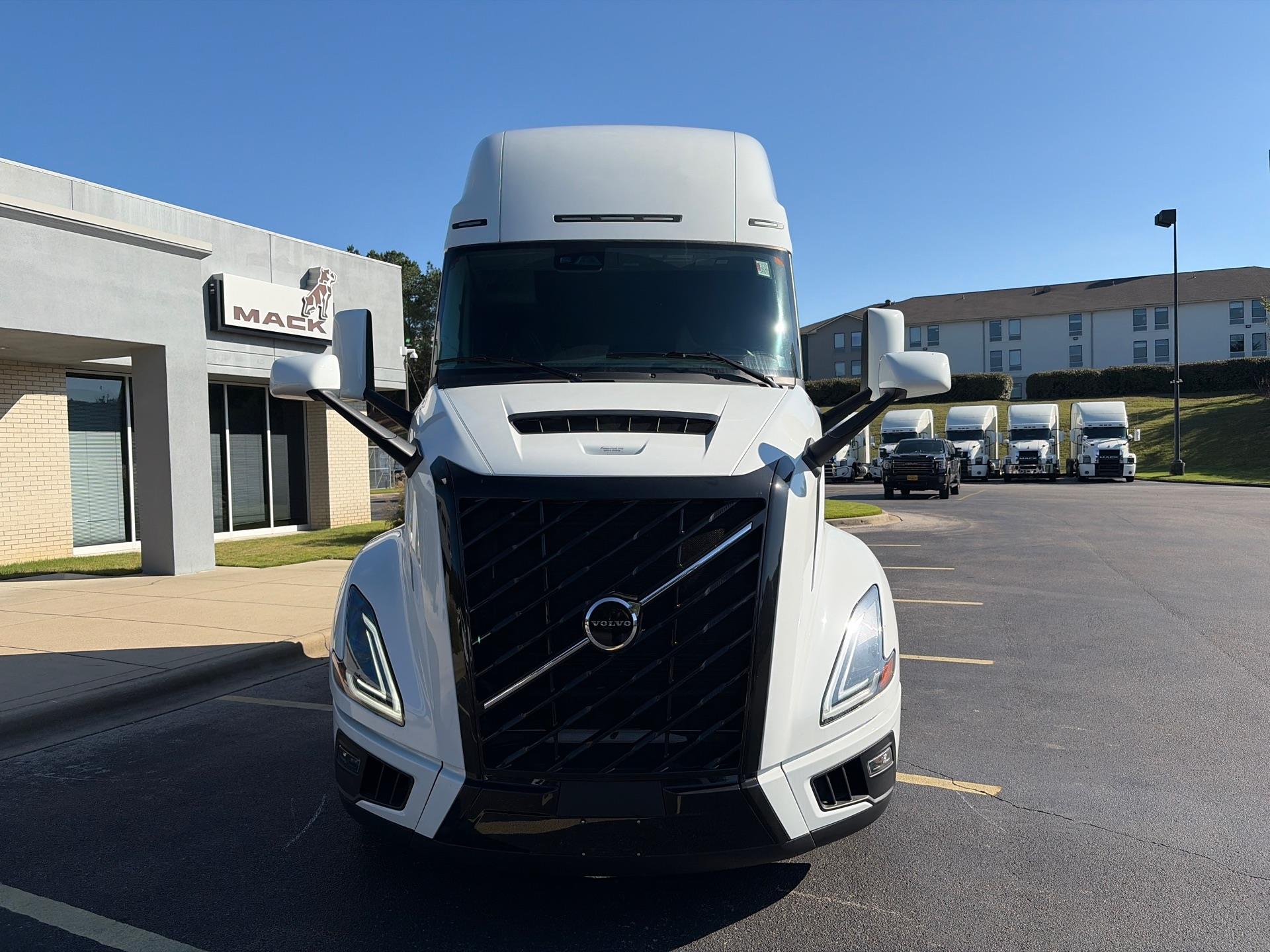 2025 Volvo - image 2