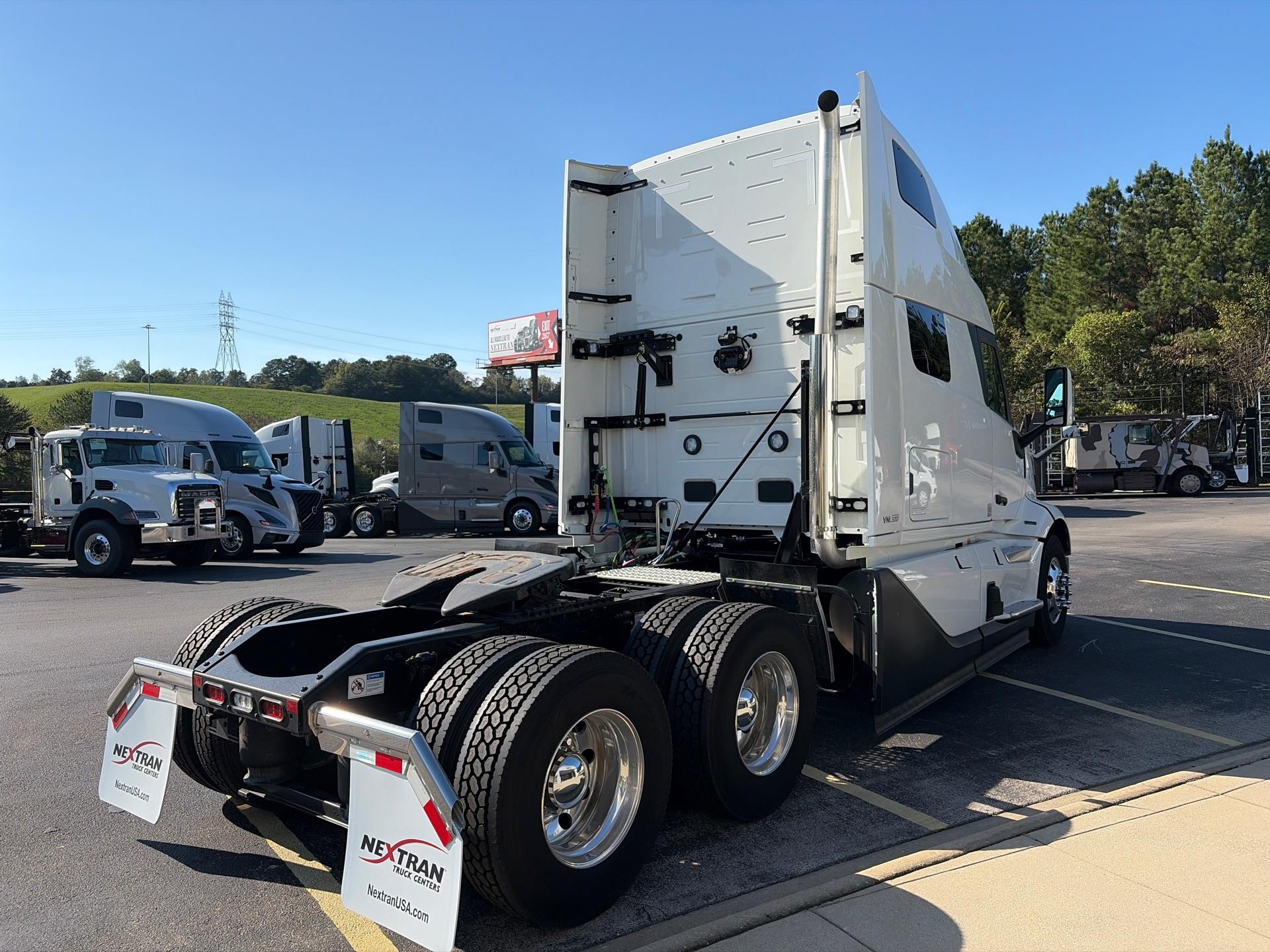 2025 Volvo - image 5