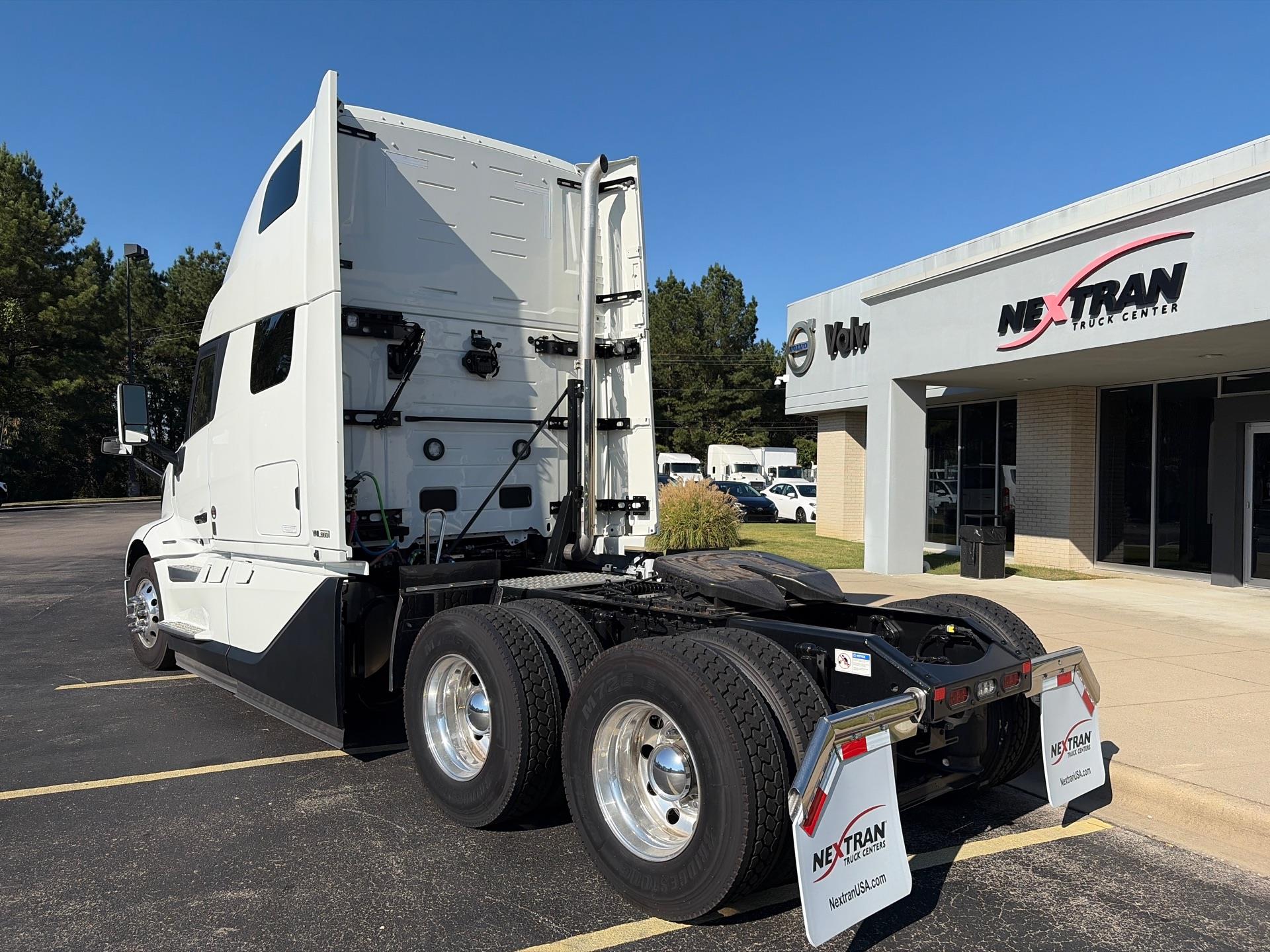 2025 Volvo - image 6