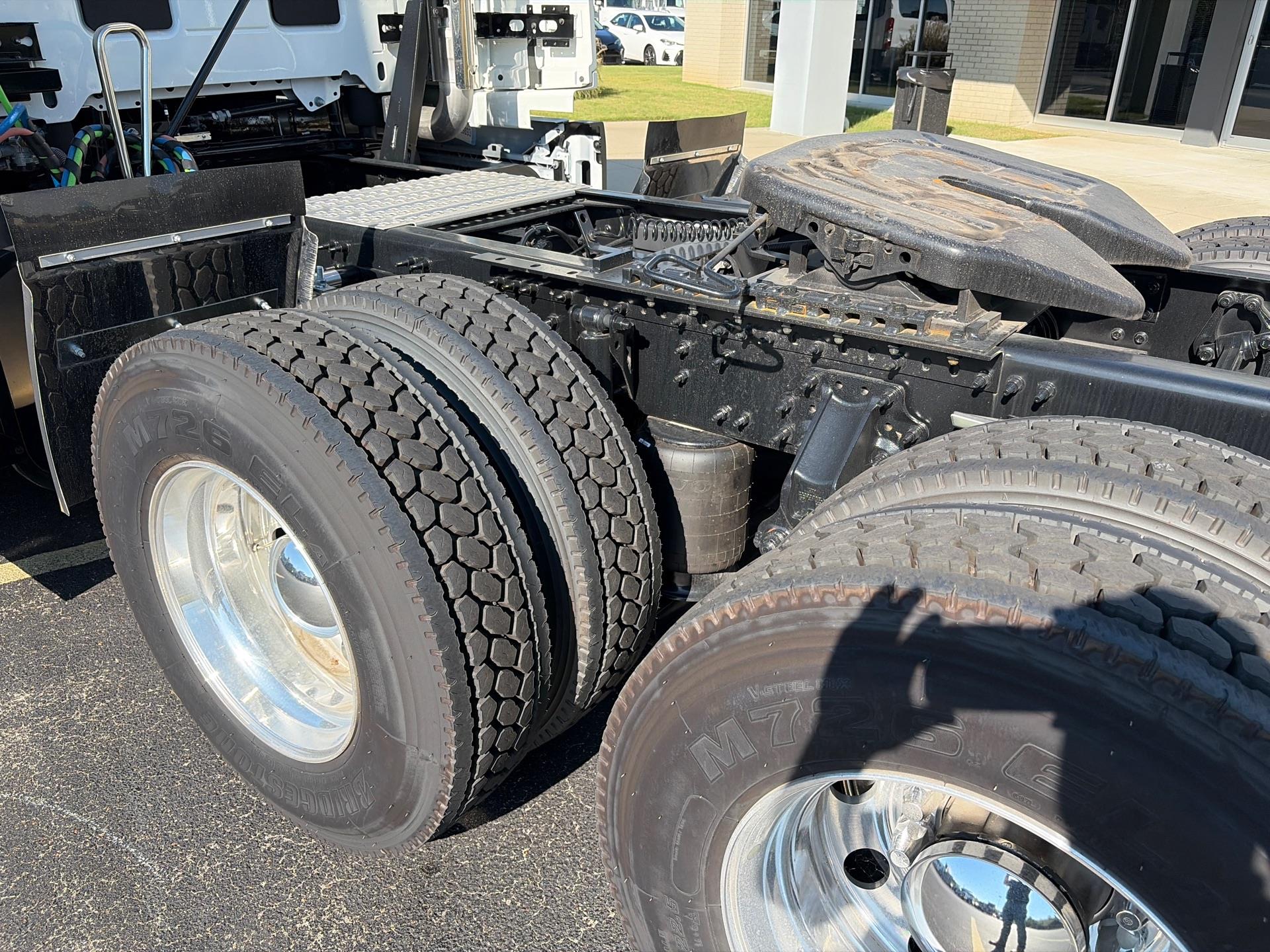 2025 Volvo - image 7