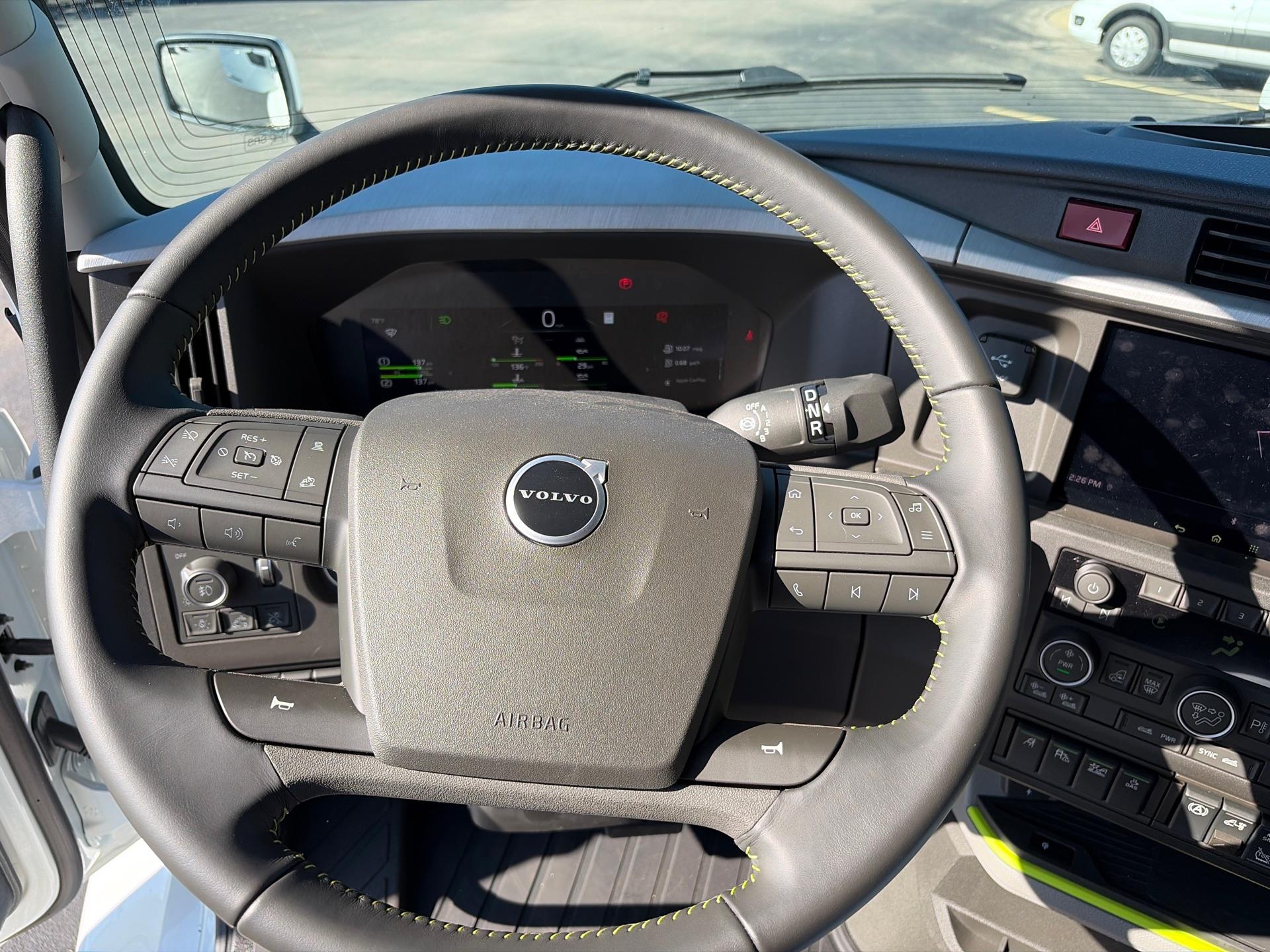 2025 Volvo - image 13