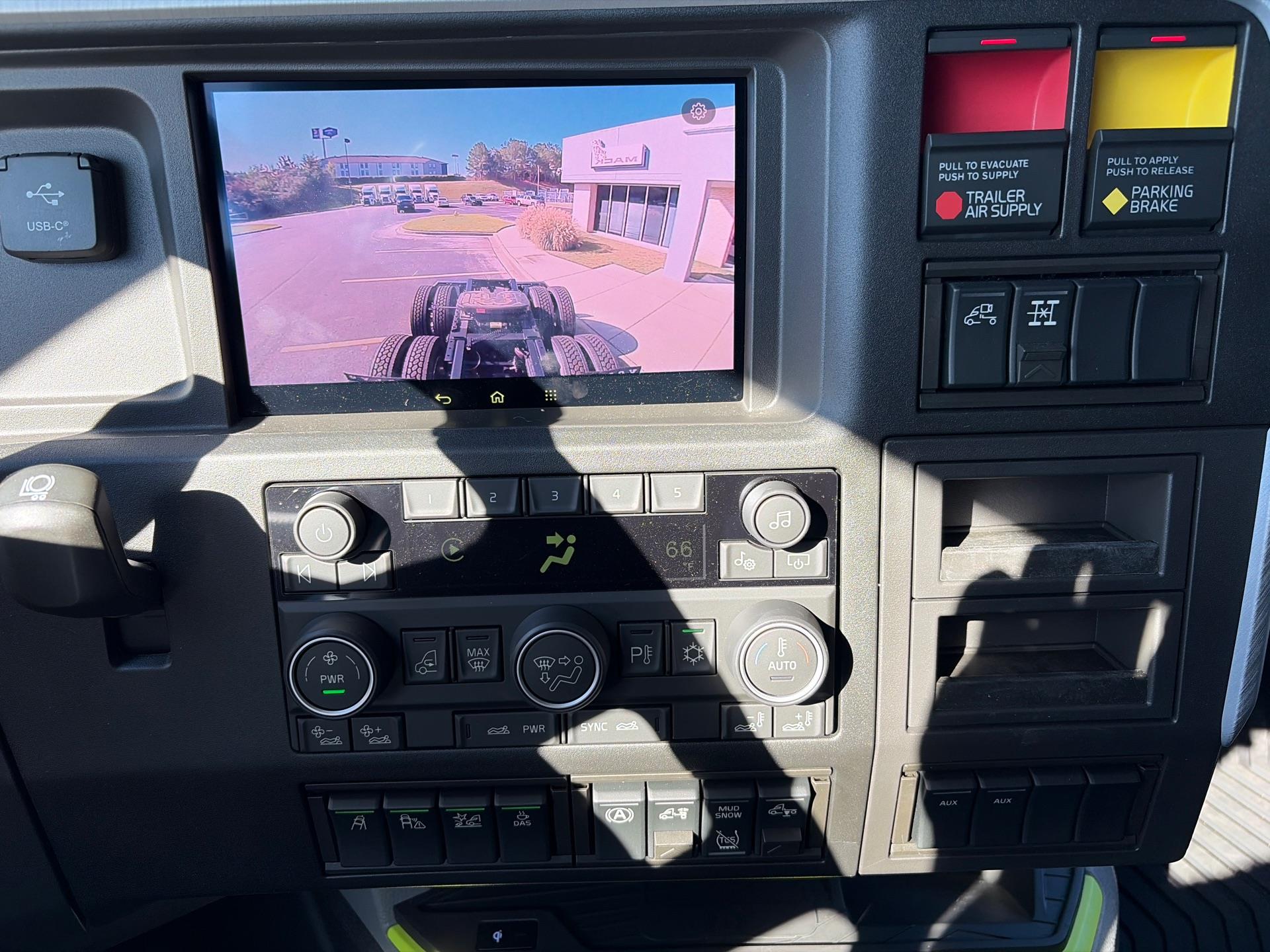 2025 Volvo - image 14