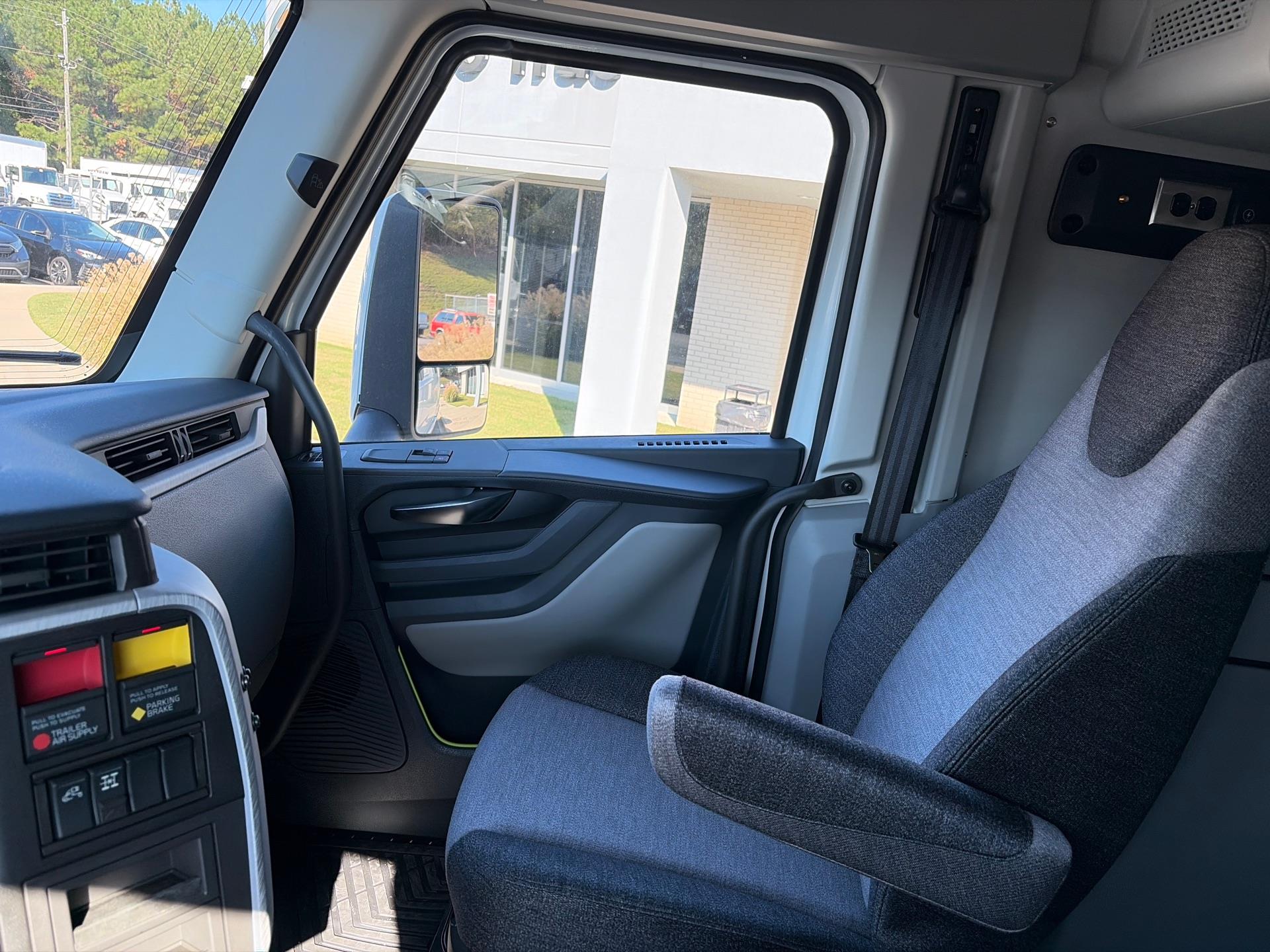 2025 Volvo - image 15