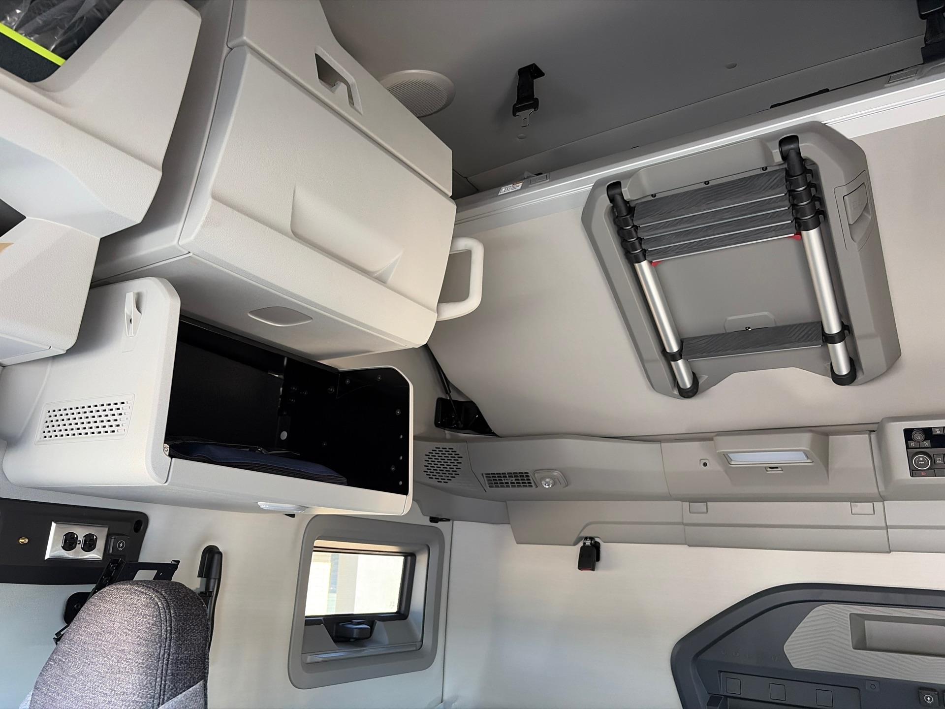 2025 Volvo - image 17