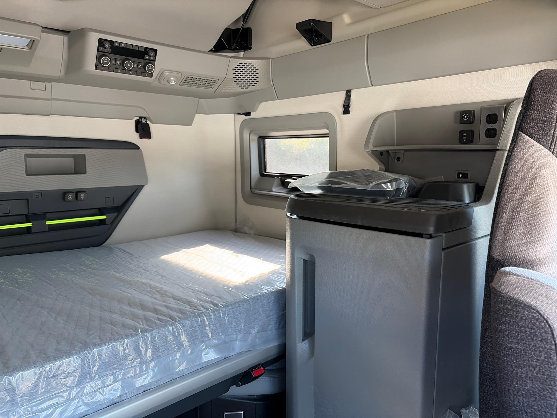 2025 Volvo - image 18