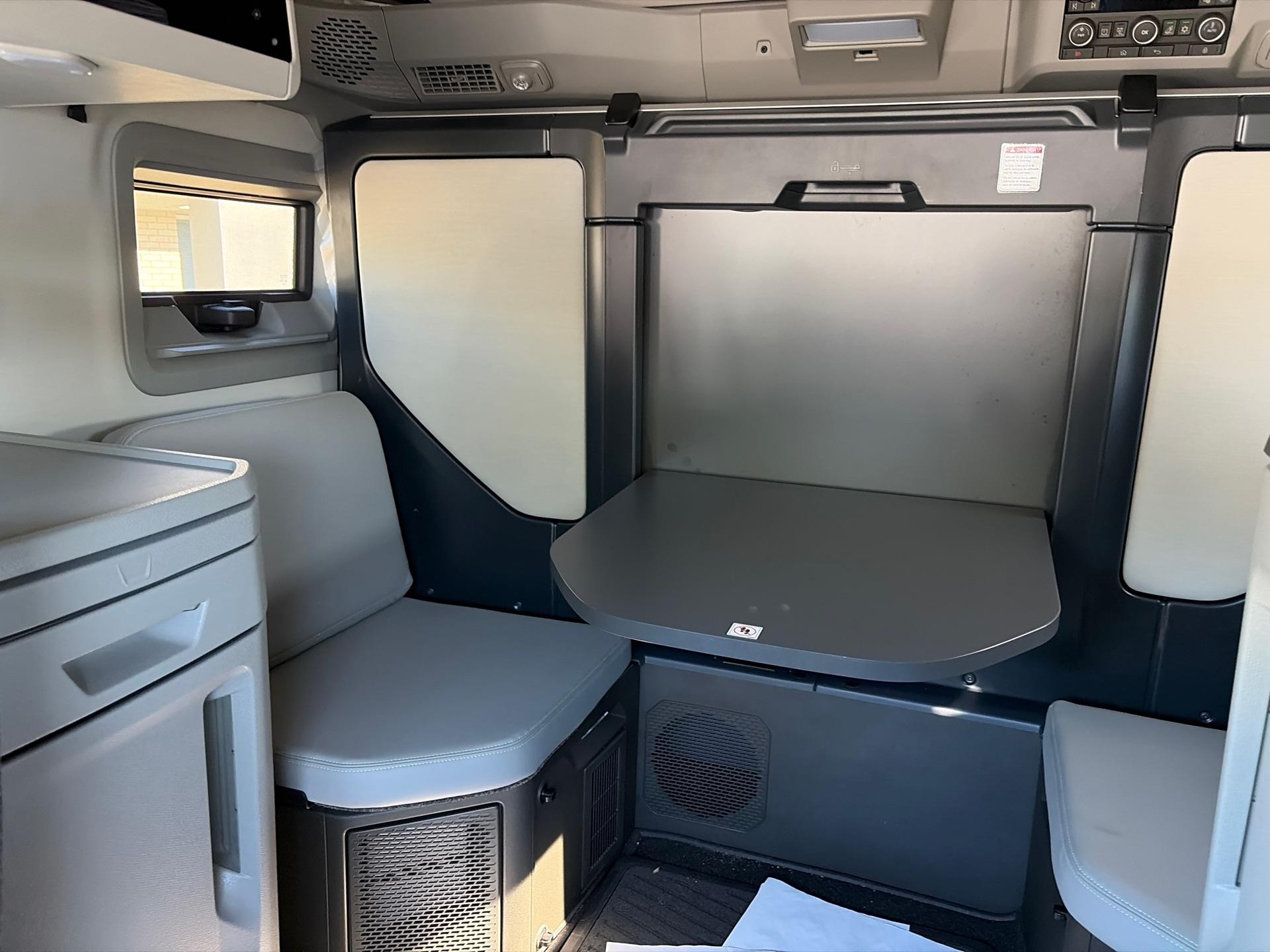 2025 Volvo - image 19