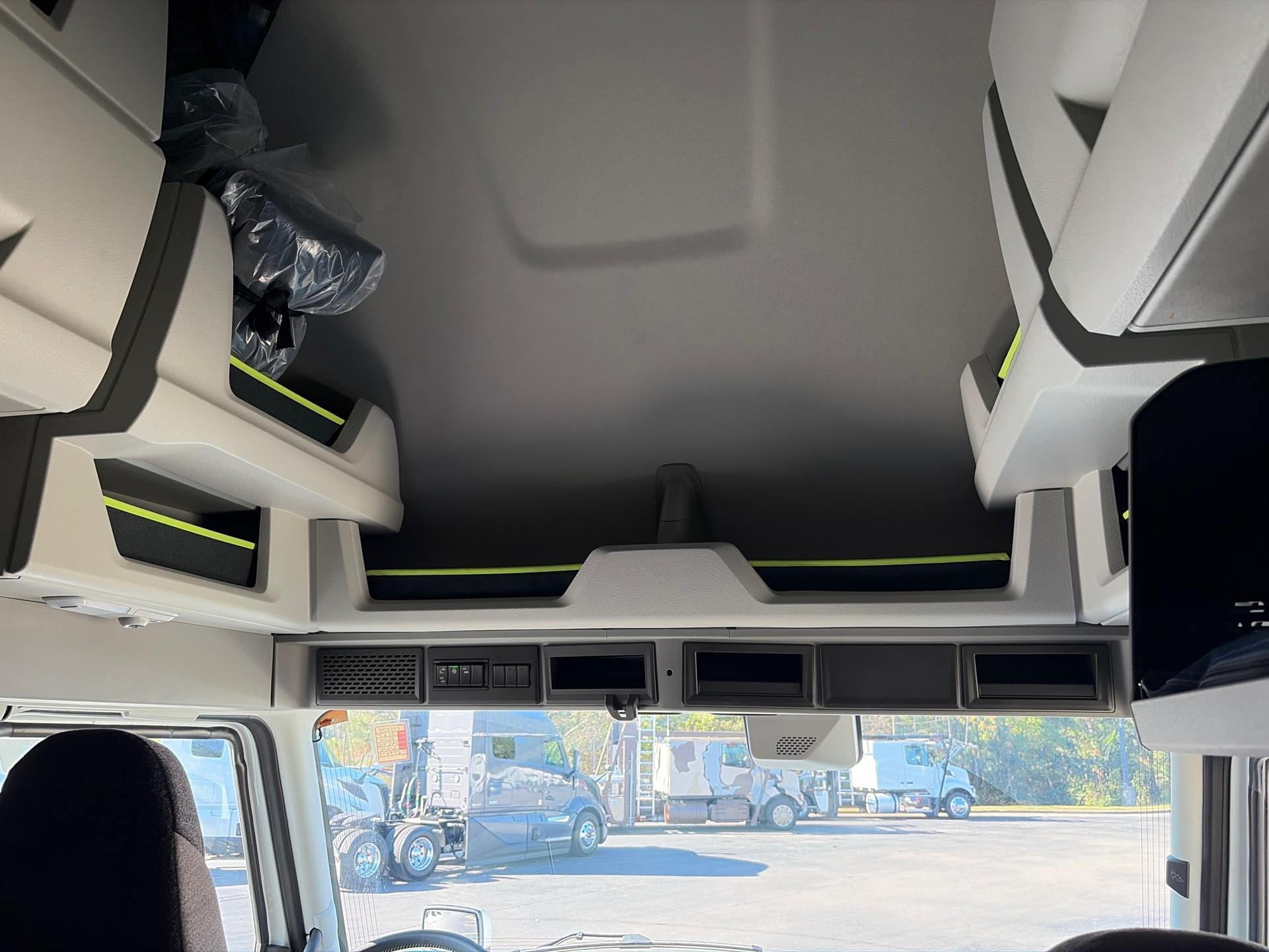 2025 Volvo - image 21