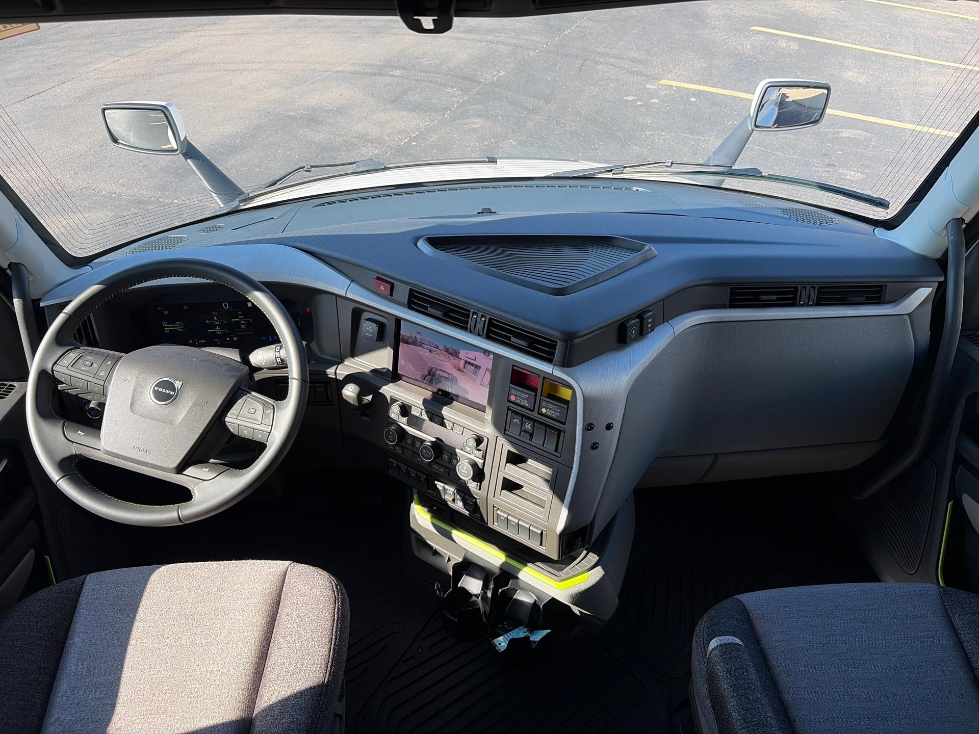 2025 Volvo - image 22